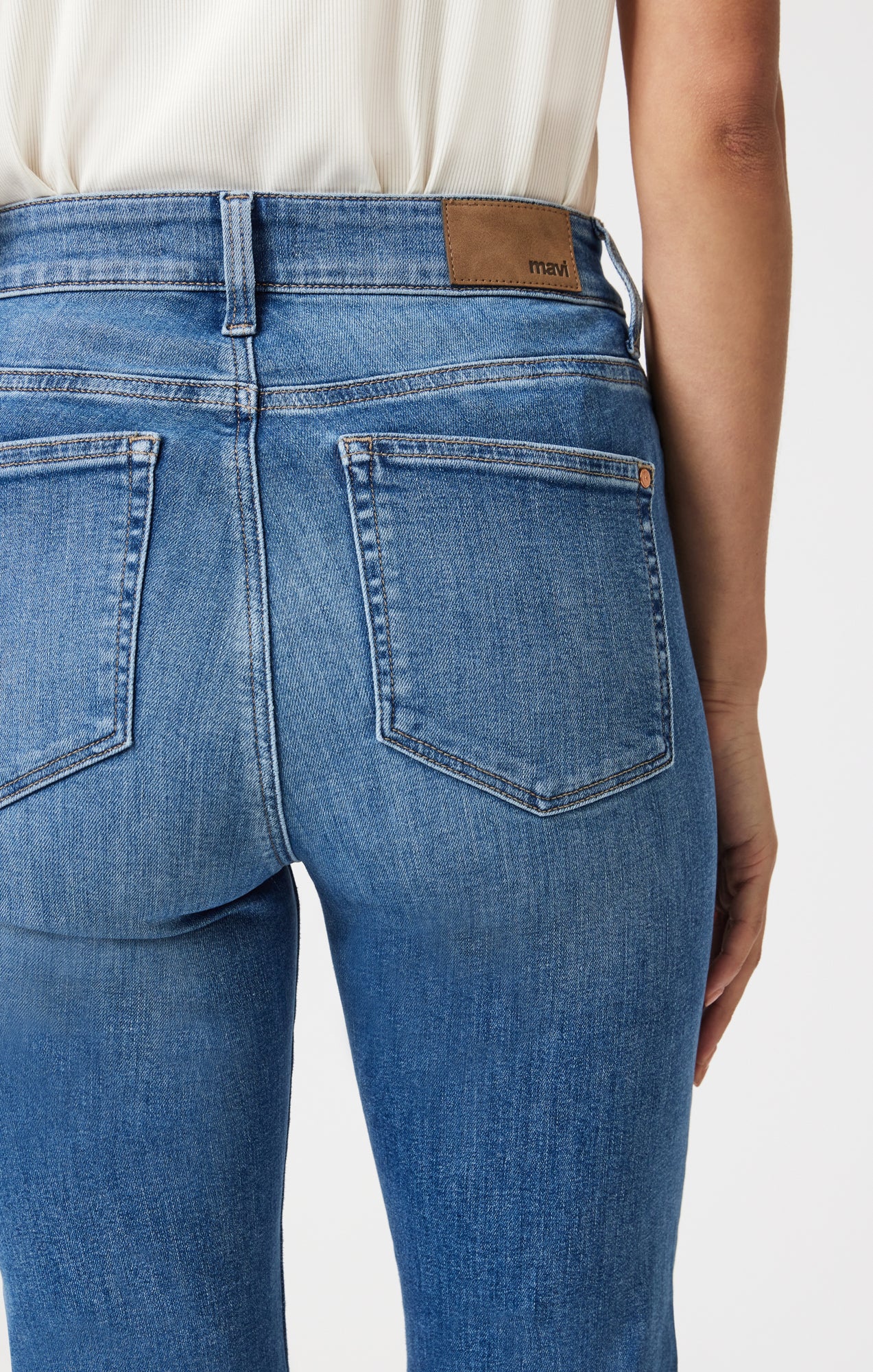 ANIKA CROPPED FLARE IN MID BRUSHED FLEX BLUE - Image 6