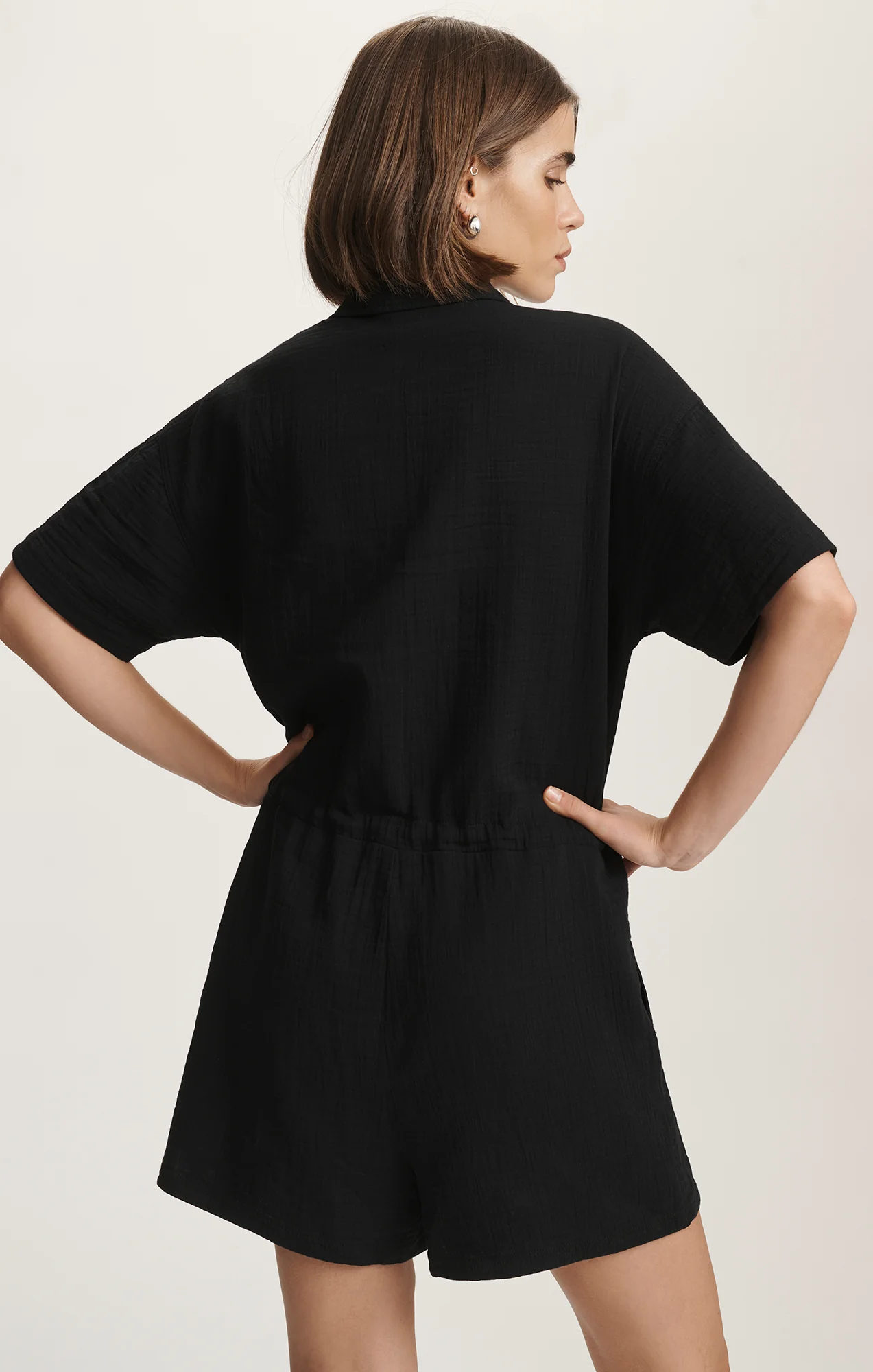 CINCHED WAIST ROMPER IN BLACK - Image 3