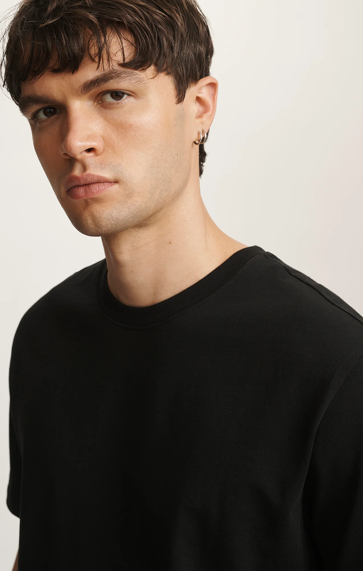 BASIC SHORT SLEEVE T-SHIRT IN BLACK - Image 2