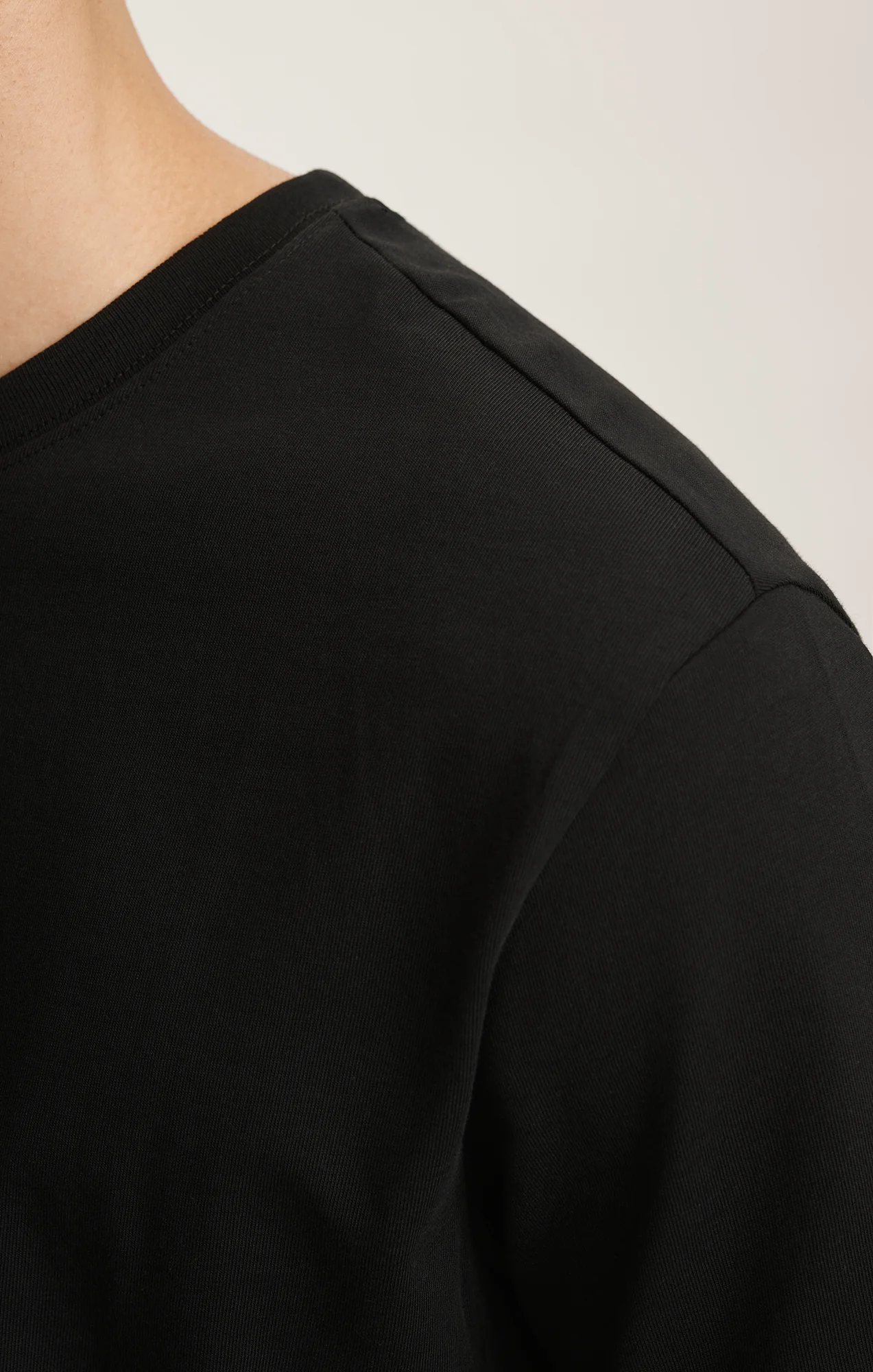 BASIC SHORT SLEEVE T-SHIRT IN BLACK - Image 6