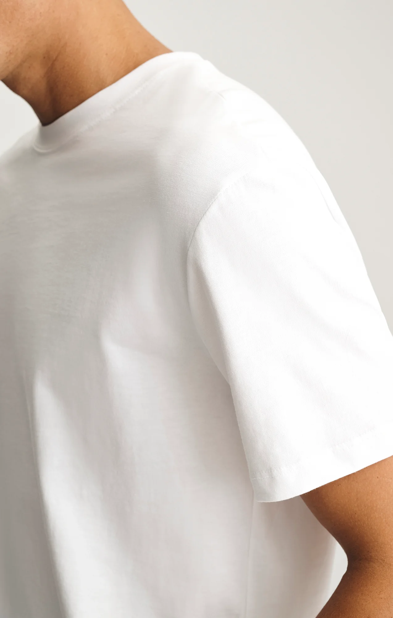 BASIC SHORT SLEEVE T-SHIRT IN WHITE - Image 3