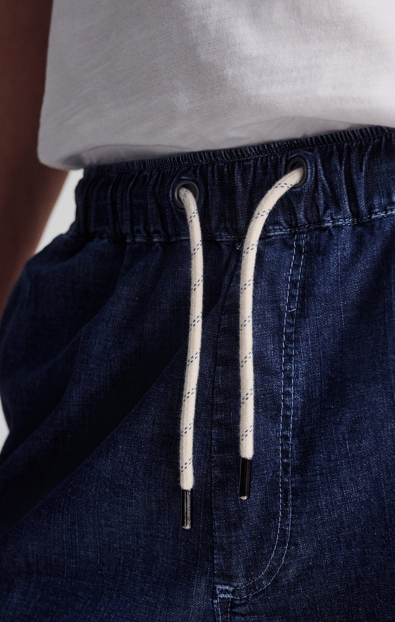 CLINT JOGGER SHORTS IN NAVY CHAMBRAY - Image 4