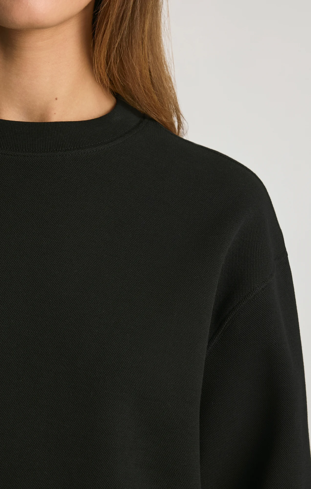 PIQUE CREW NECK SWEATSHIRT IN BLACK - Image 4