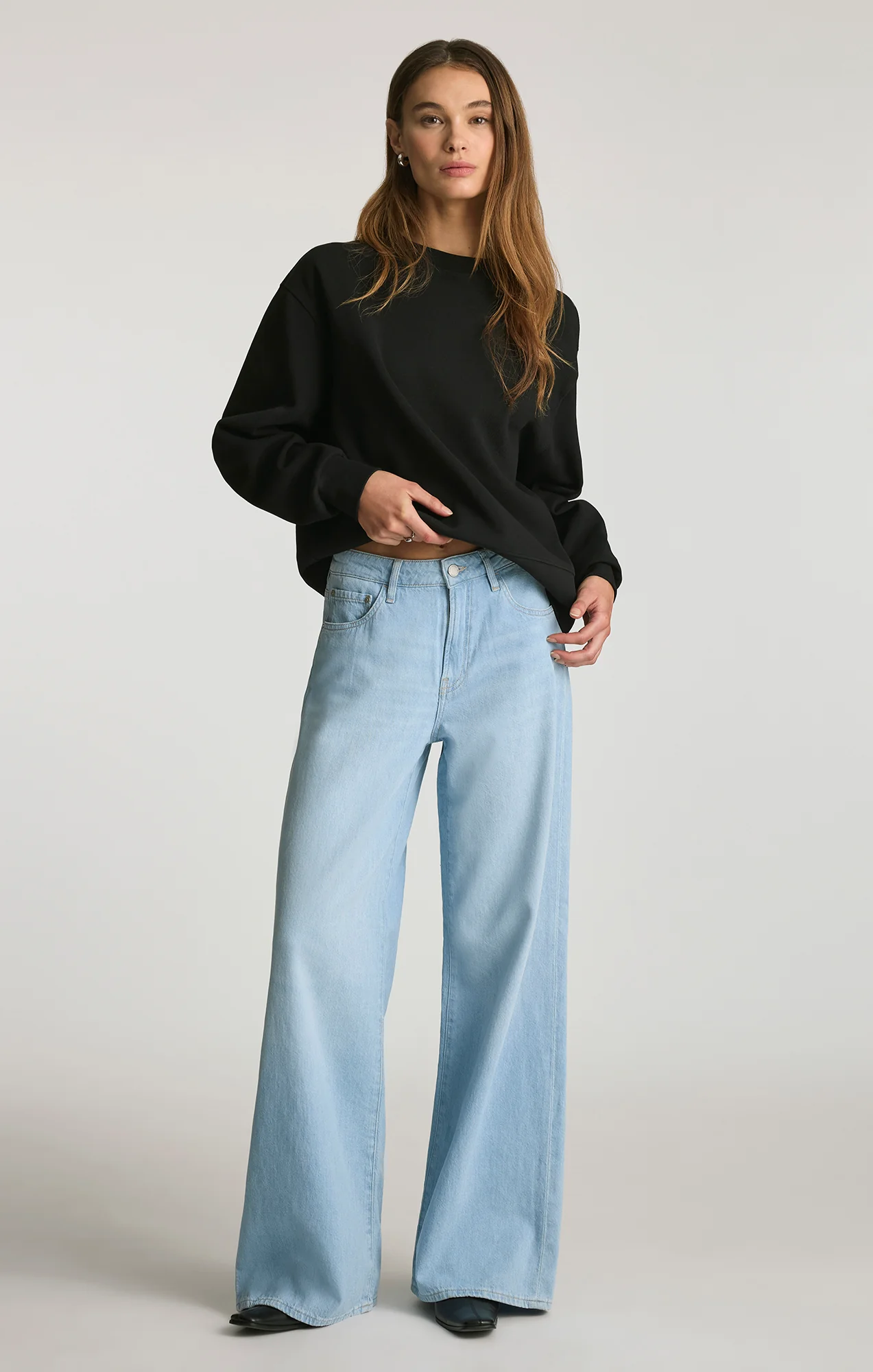 PIQUE CREW NECK SWEATSHIRT IN BLACK - Image 5