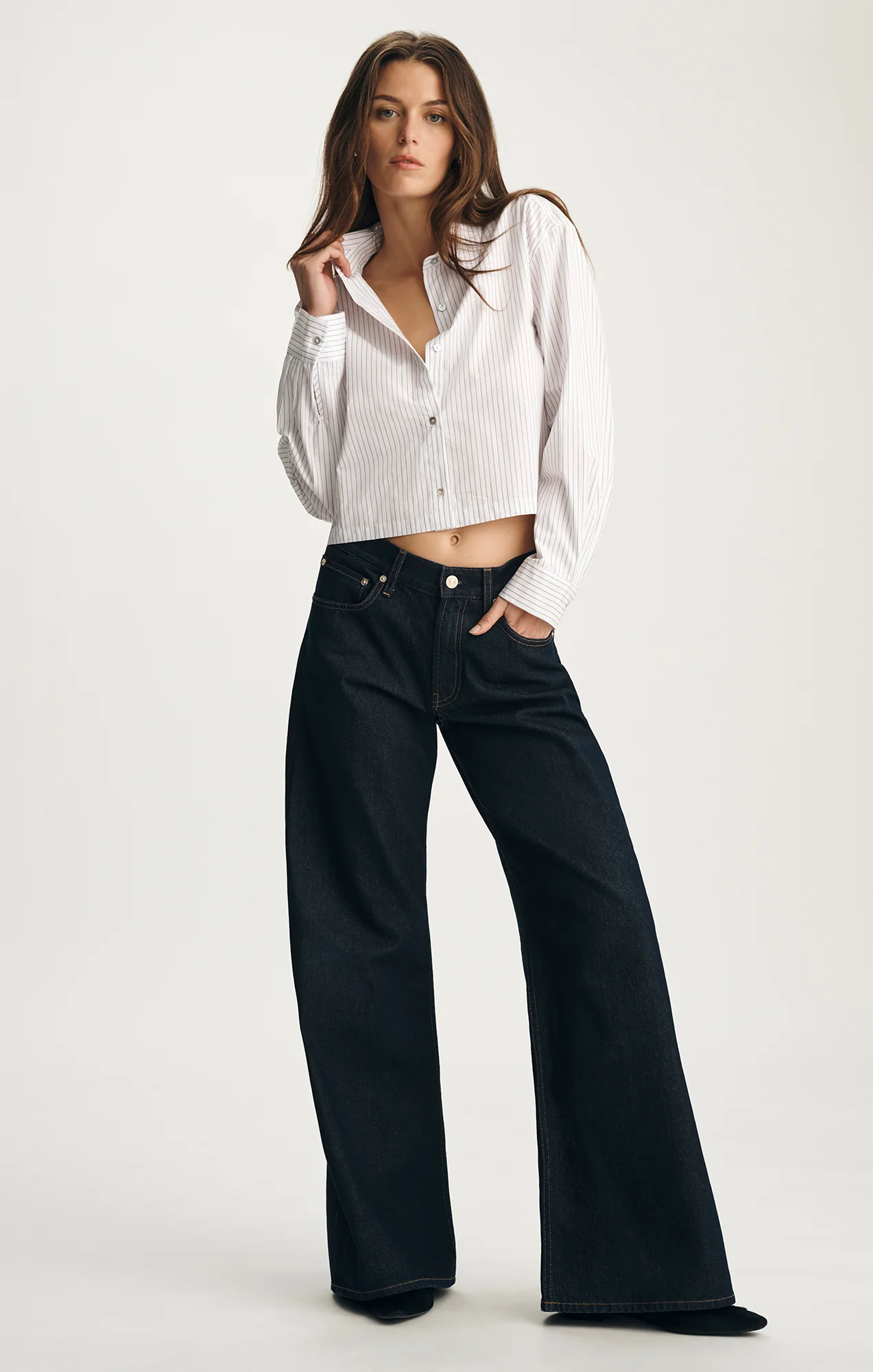 CROPPED LONG SLEEVE BUTTON-UP SHIRT IN BURGUNDY STRIPE - Image 4
