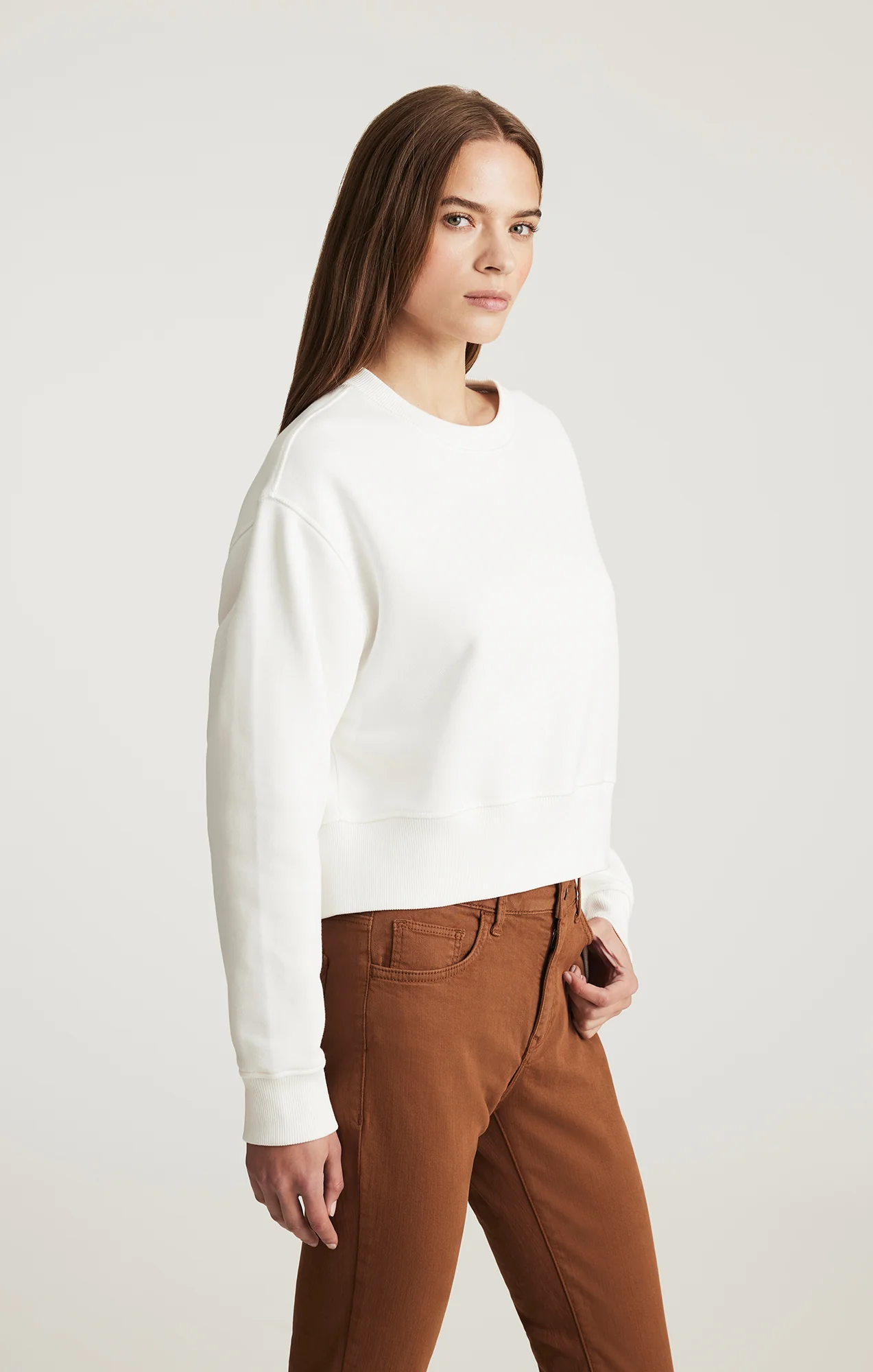CROPPED CREW NECK SWEATSHIRT IN ANTIQUE WHITE - Image 2