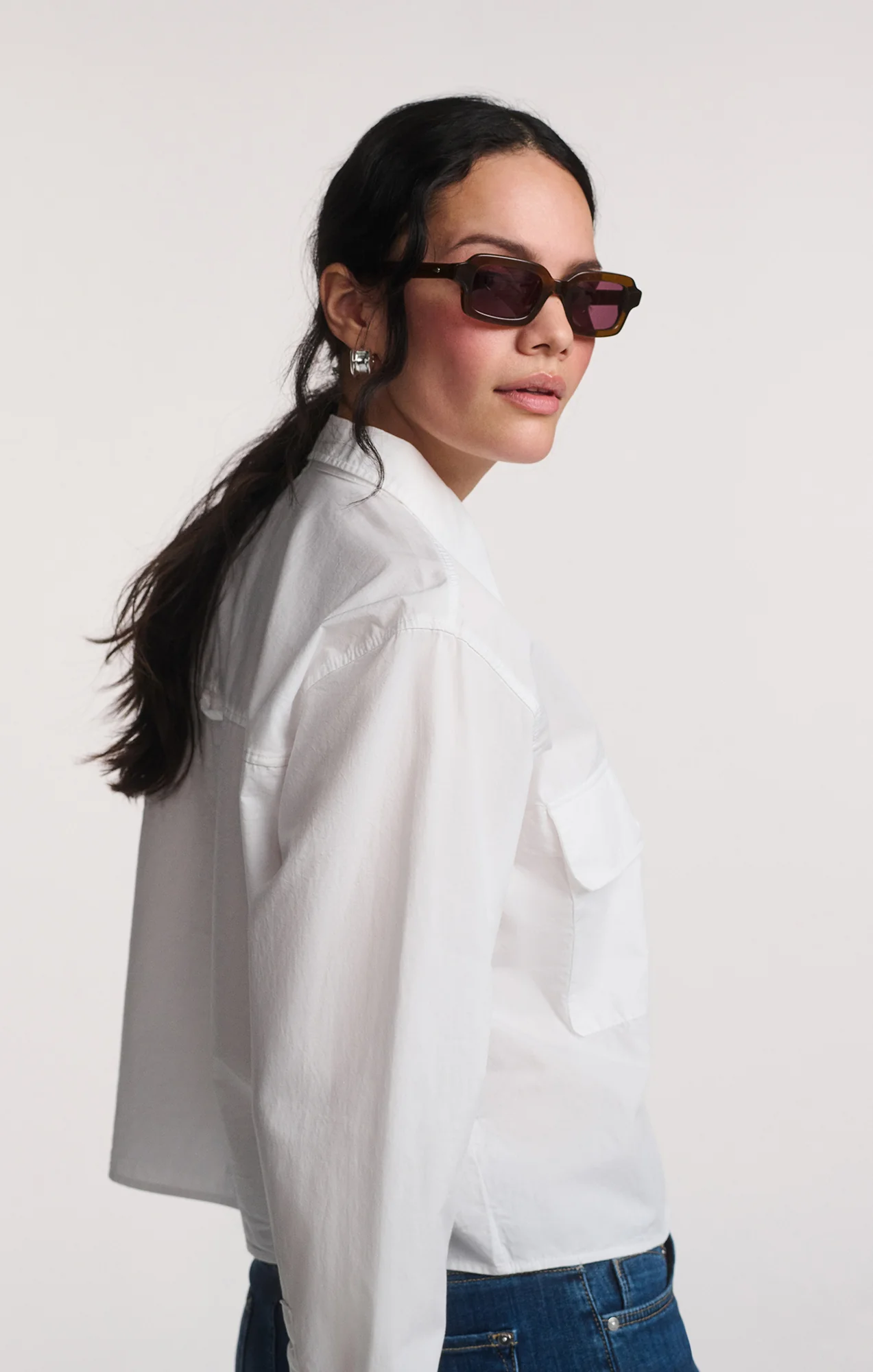 DOUBLE POCKET CROPPED BUTTON-UP SHIRT IN WHITE - Image 2