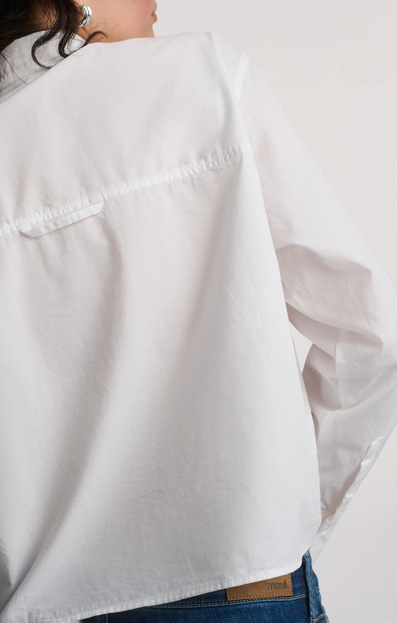 DOUBLE POCKET CROPPED BUTTON-UP SHIRT IN WHITE - Image 4