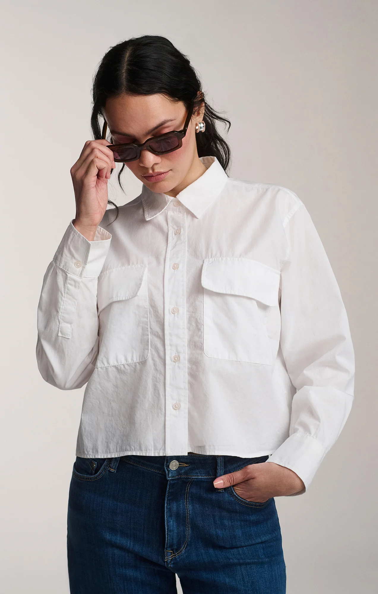 DOUBLE POCKET CROPPED BUTTON-UP SHIRT IN WHITE - Image 5