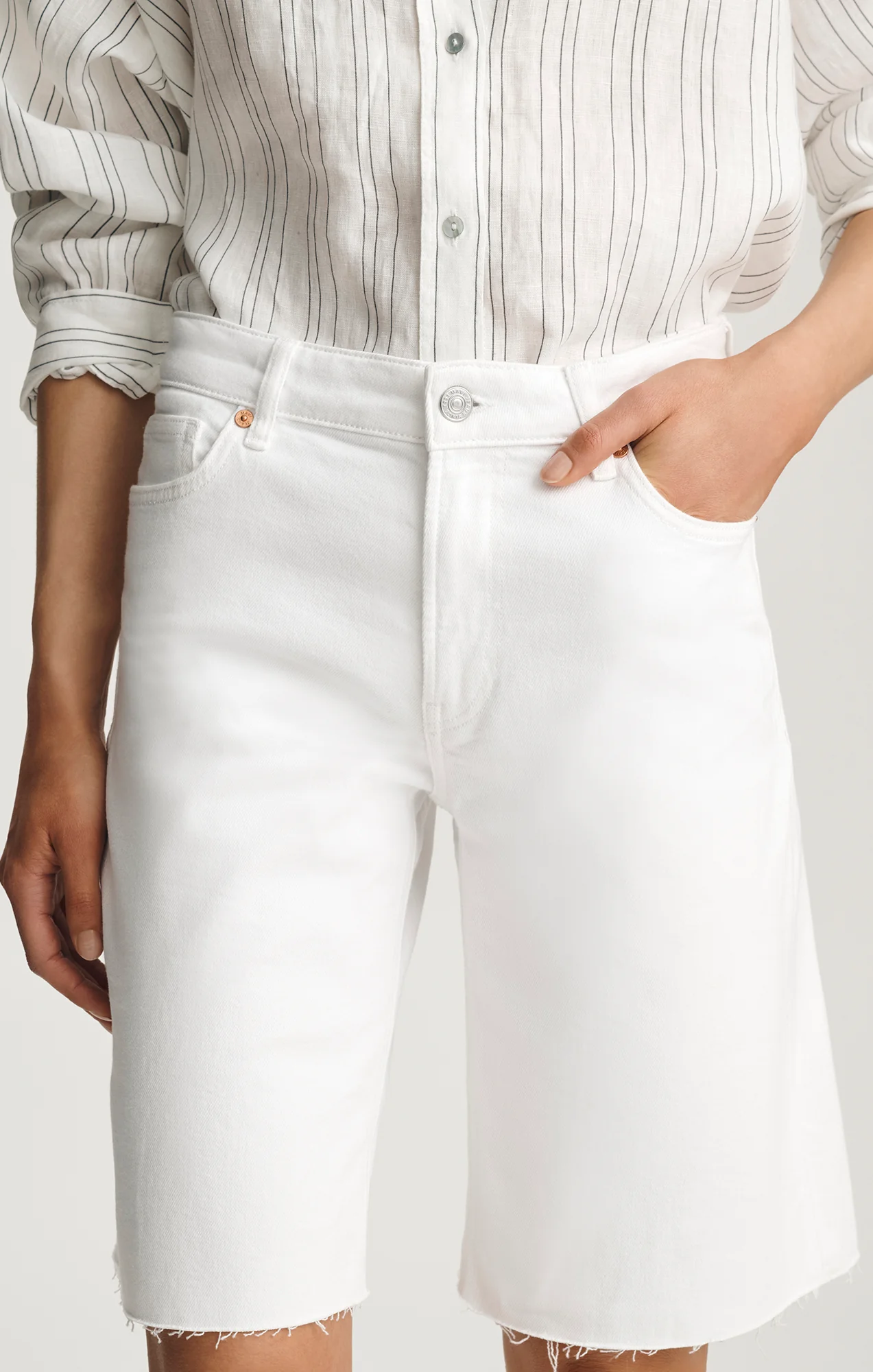 ERIKA BERMUDA SHORTS IN OFF WHITE CLASSIC BLUE - Image 5