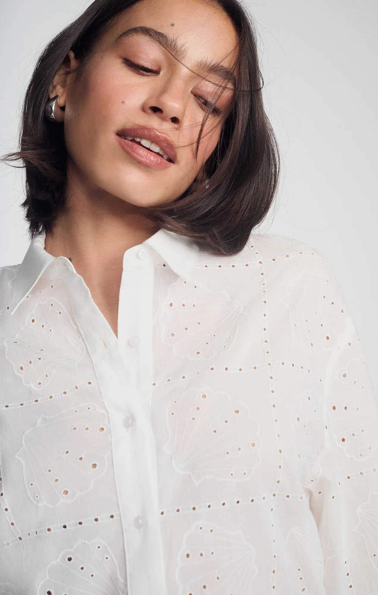 EYELET BUTTON-UP SHIRT IN WHITE - Image 6