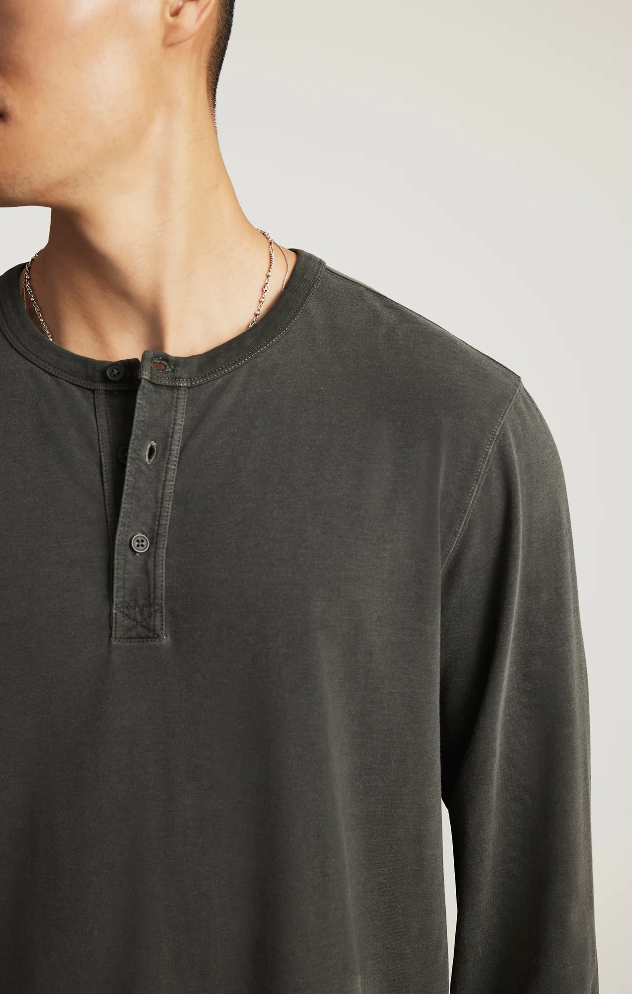 LONG SLEEVE HENLEY T-SHIRT IN PIRATE BLACK - Image 3