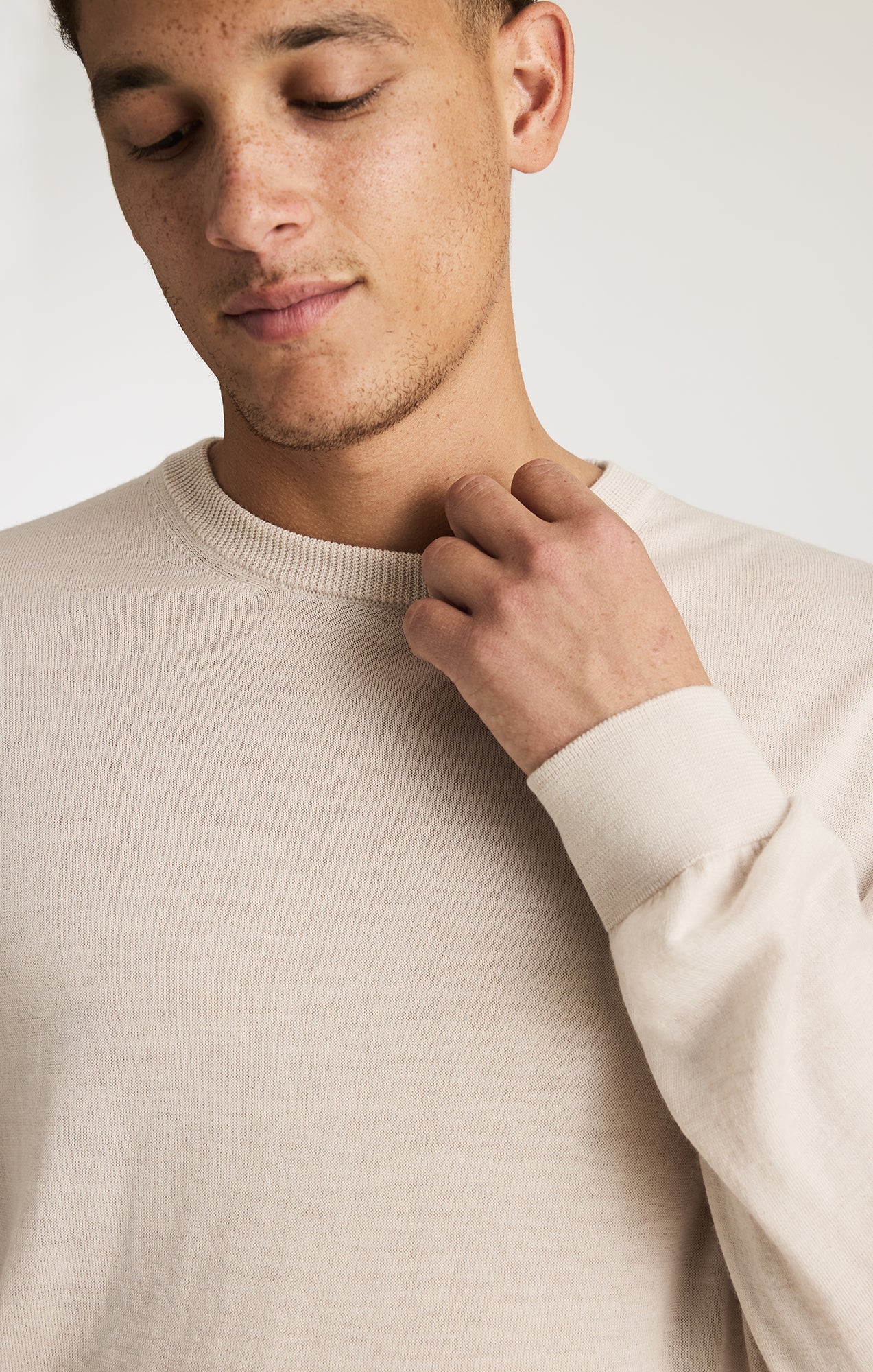EDITION MERINO WOOL CREW NECK SWEATER IN BEIGE - Image 2