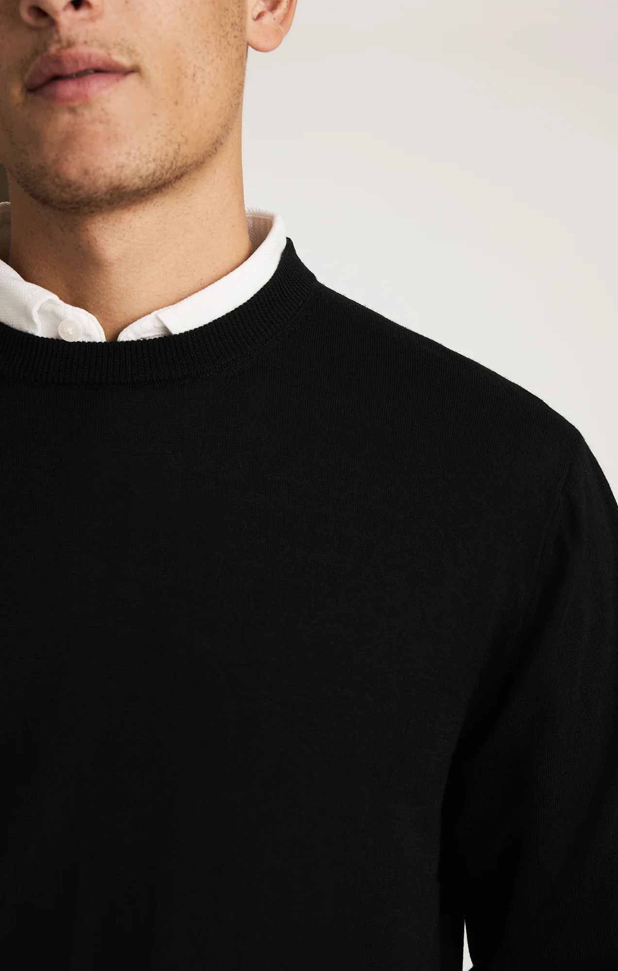 EDITION MERINO WOOL CREW NECK SWEATER IN BLACK - Image 4