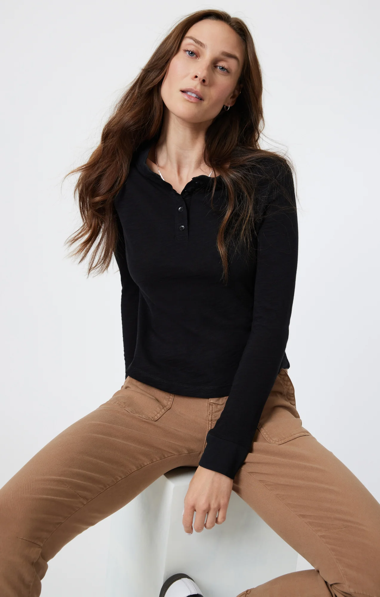 HENLEY T-SHIRT IN BLACK - Image 6