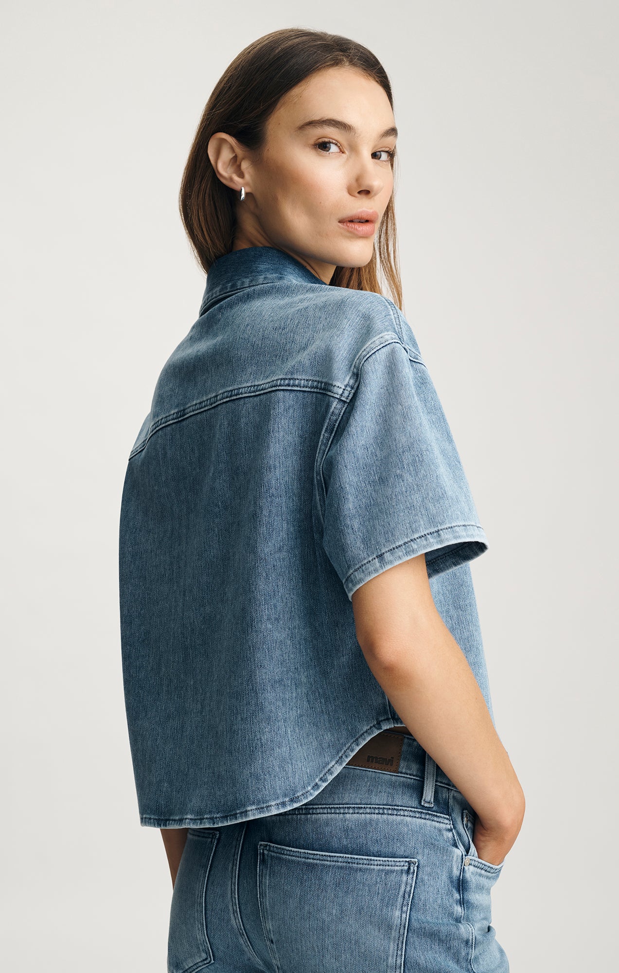 JESSIE DENIM SHIRT IN MID MOVE - Image 2