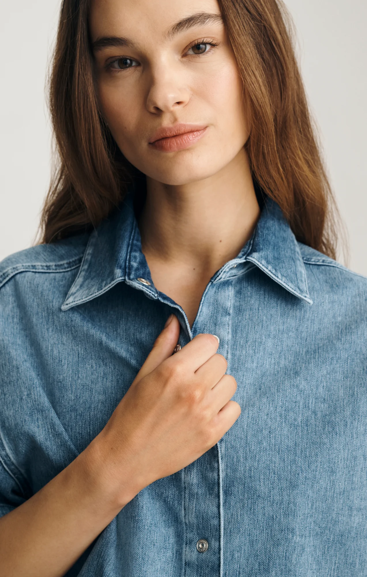 JESSIE DENIM SHIRT IN MID MOVE - Image 4