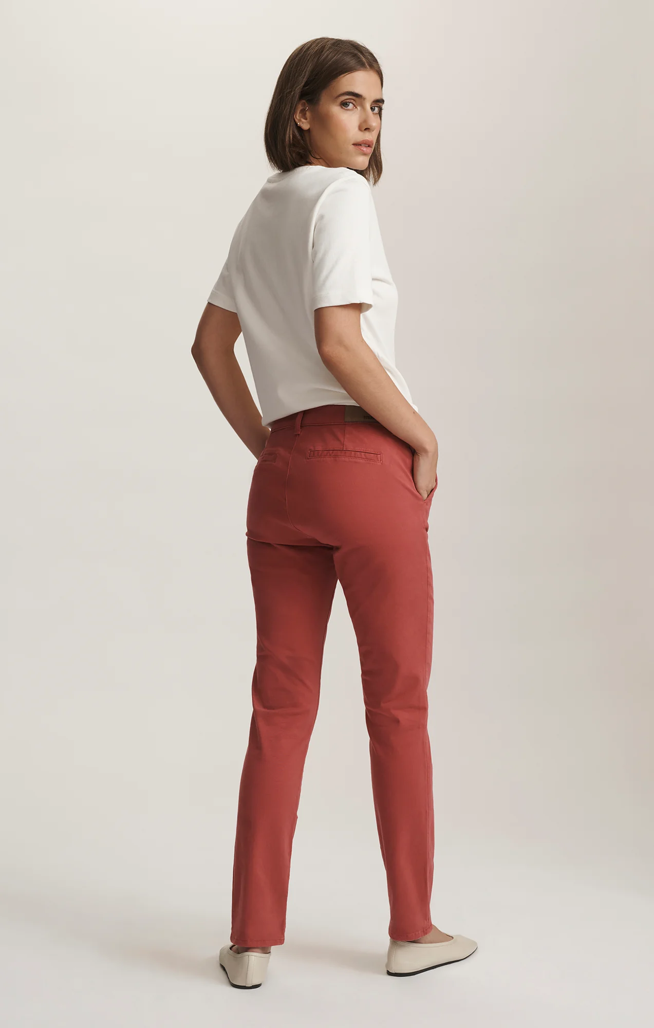 KATHLEEN SLIM BOYFRIEND CHINO IN BUBBLEGUM CASUAL TWILL - Image 2