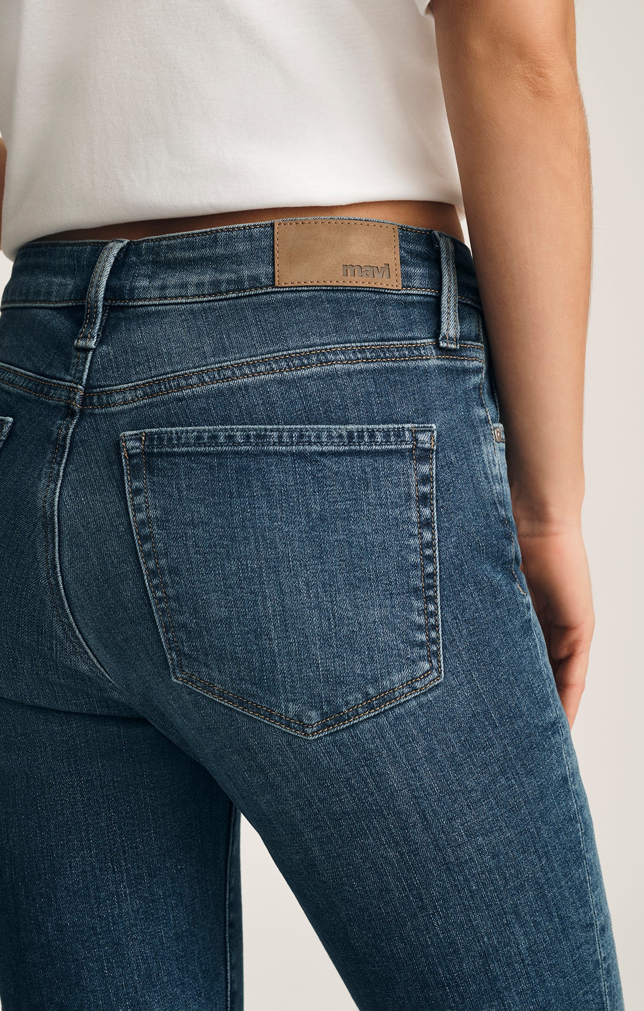 KATHLEEN SLIM BOYFRIEND IN DARK BRUSHED FLEX BLUE - Image 5
