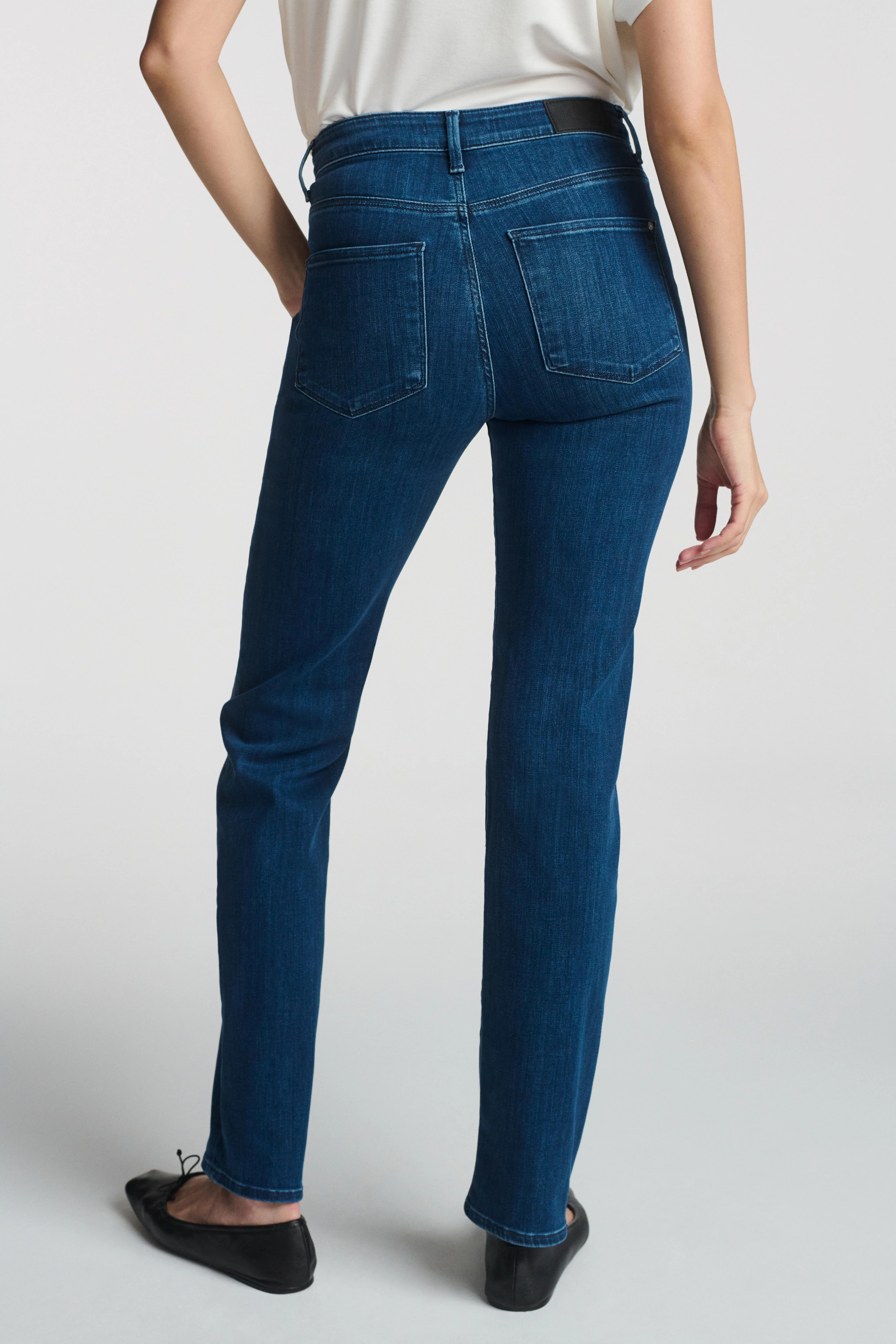 KENDRA STRAIGHT LEG JEANS IN MID SUPERSOFT - Image 4