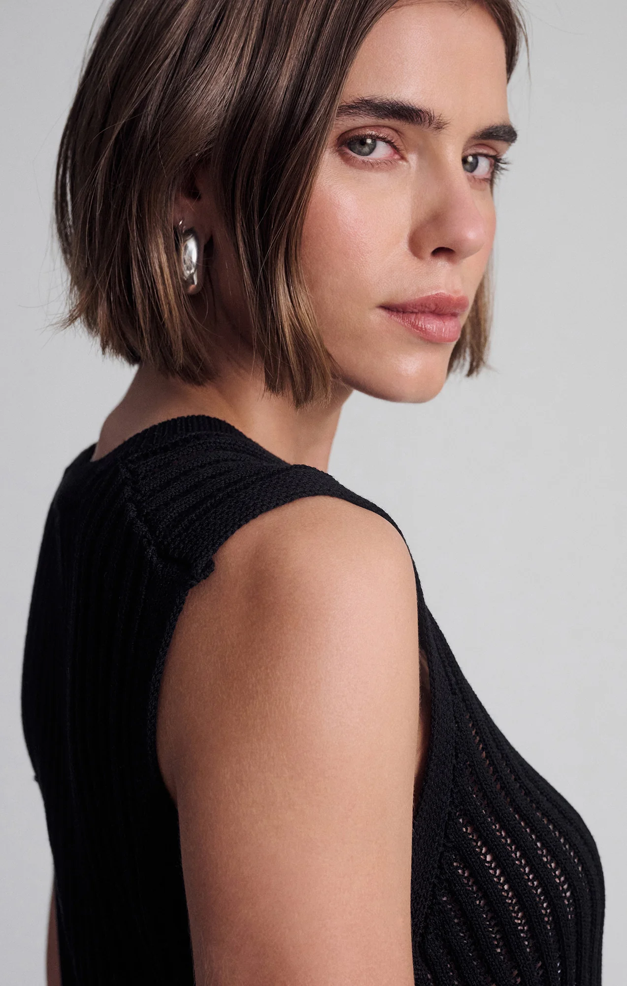 SLEEVELESS KNIT TOP IN BLACK - Image 7