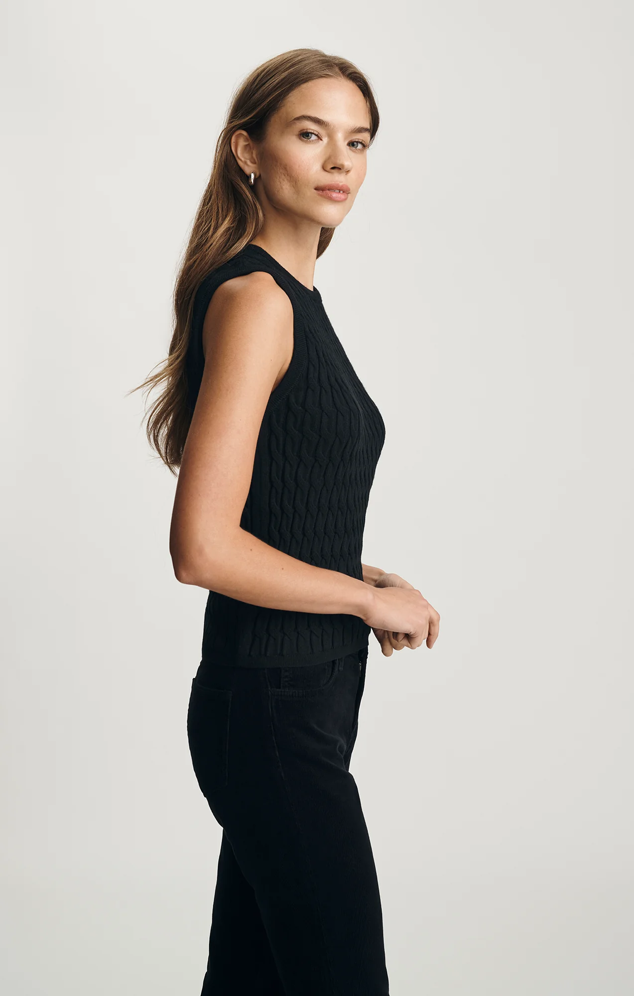 EDITION CABLE-KNIT SWEATER VEST IN BLACK - Image 3