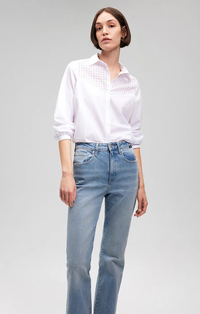 LACE DETAIL BUTTON-UP SHIRT IN WHITE - Image 3