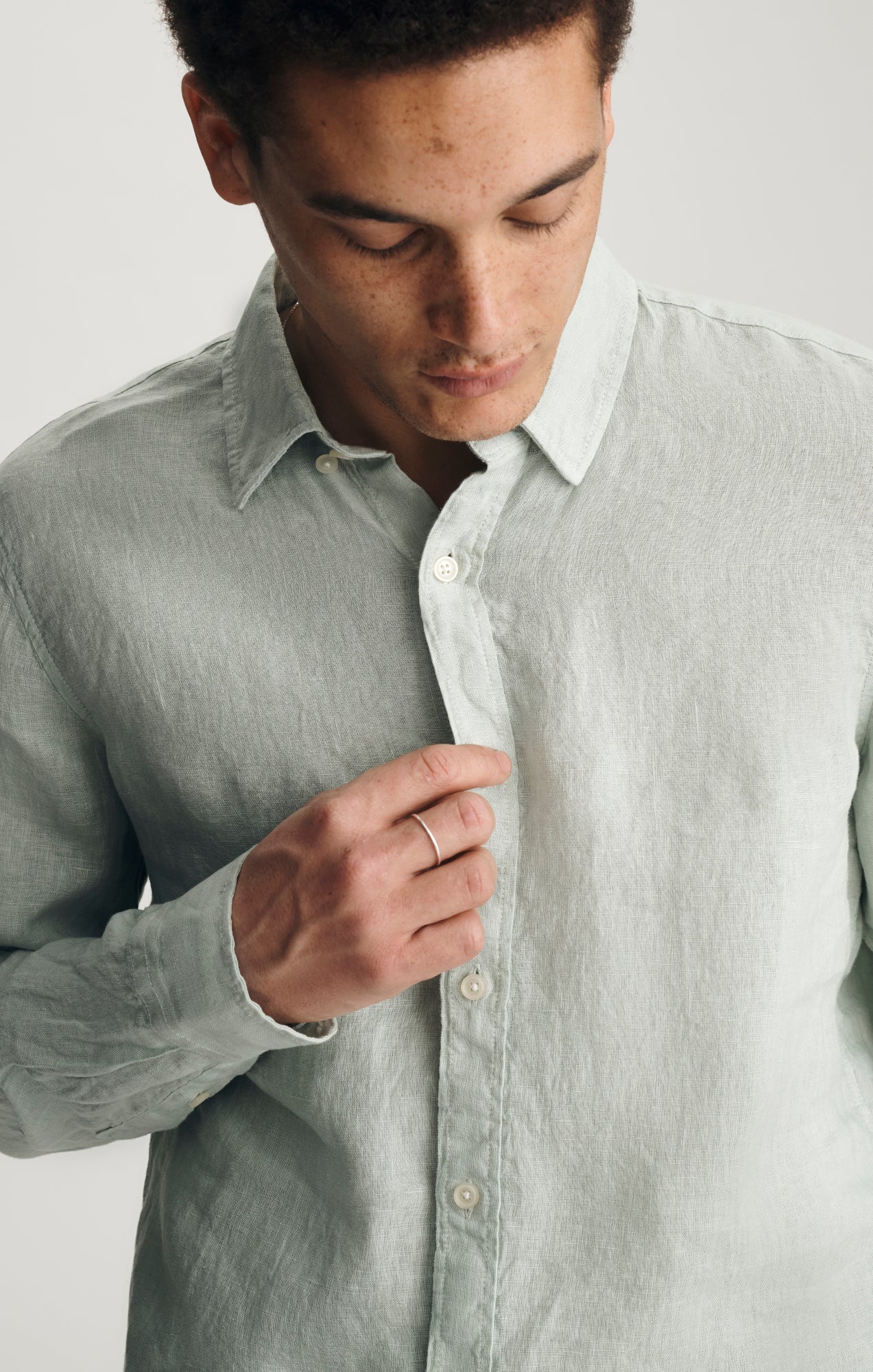 LINEN BUTTON-UP SHIRT IN AQUA GRAY - Image 2