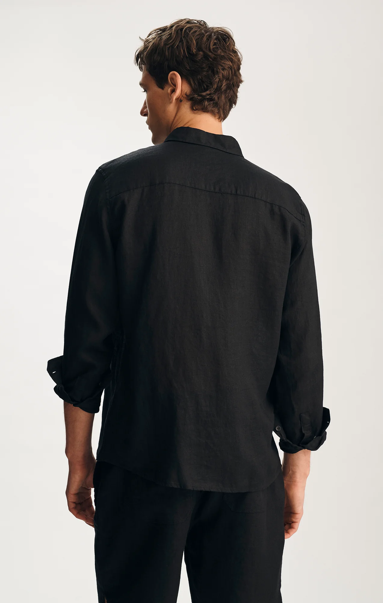 LINEN BUTTON-UP SHIRT IN BLACK - Image 2