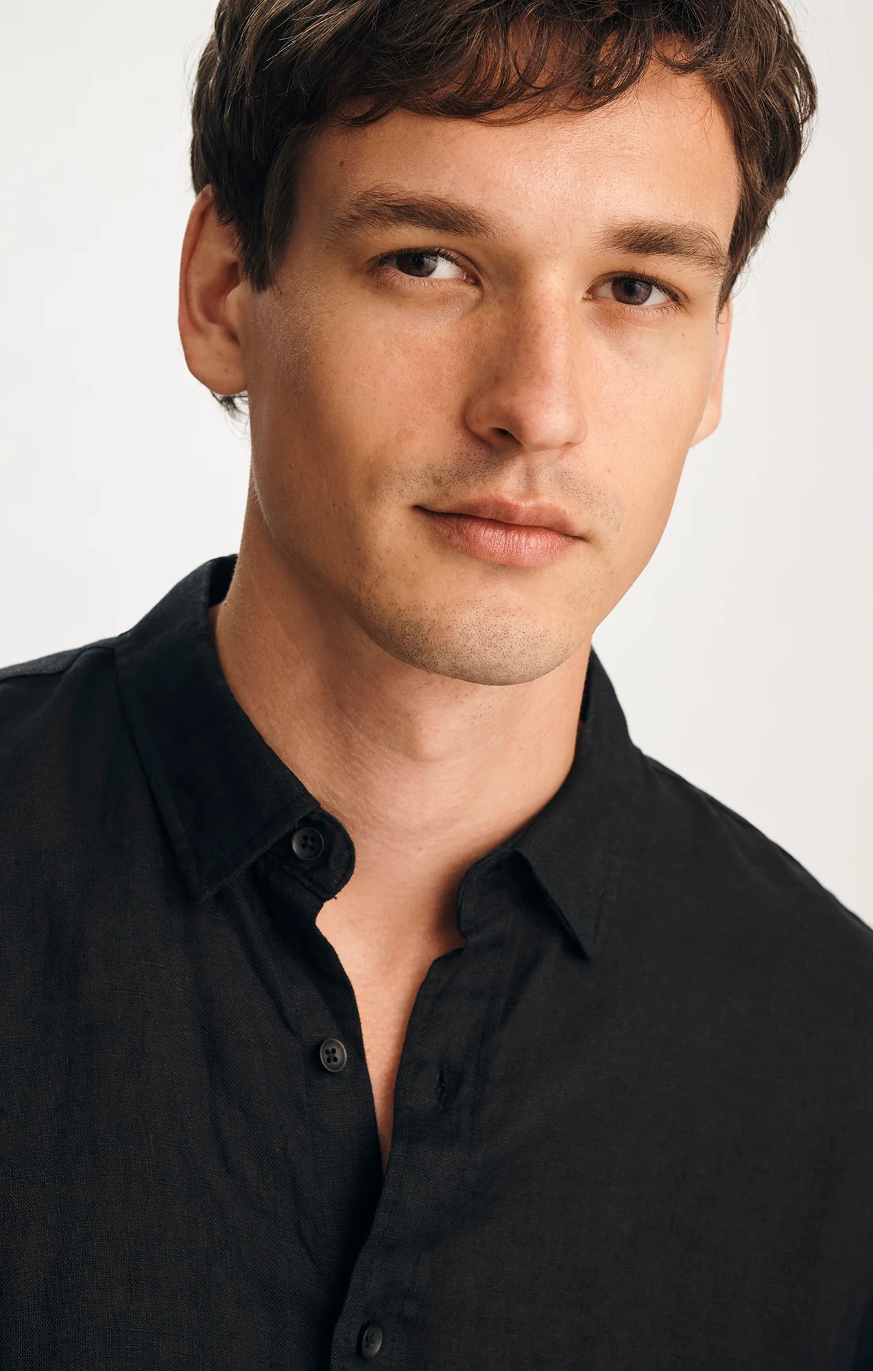 LINEN BUTTON-UP SHIRT IN BLACK - Image 4