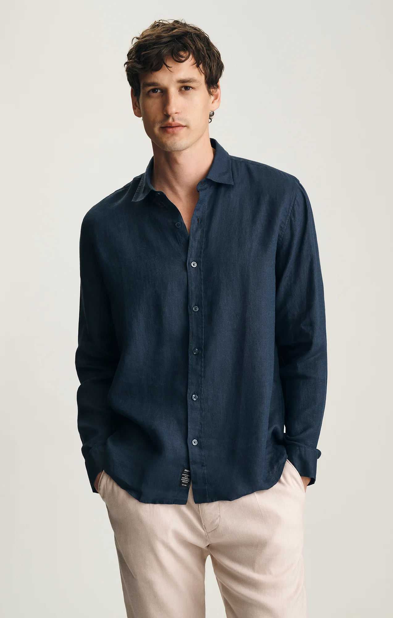 LINEN BUTTON-UP SHIRT IN BLACK IRIS