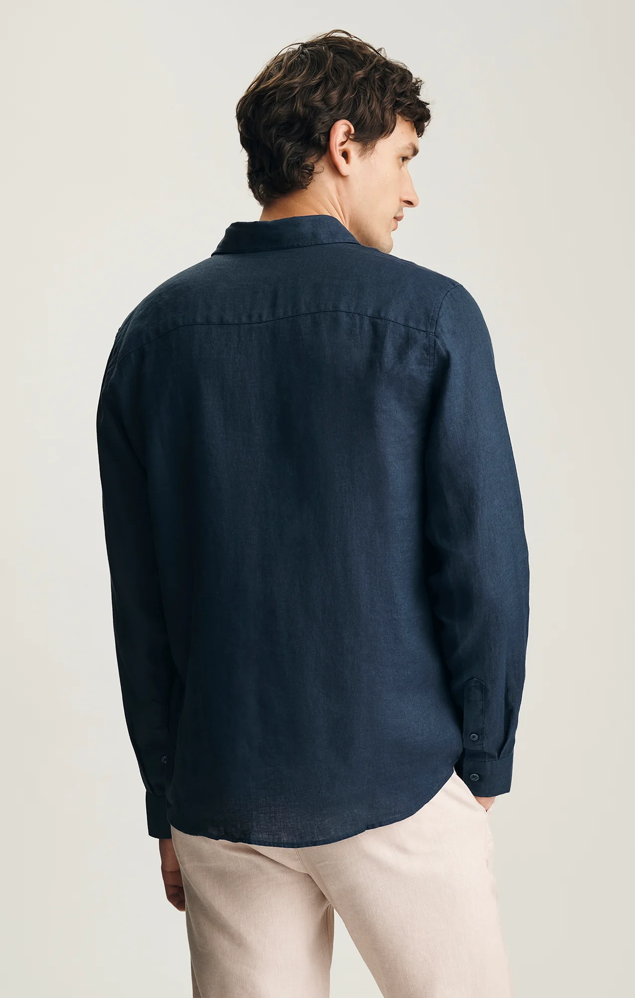 LINEN BUTTON-UP SHIRT IN BLACK IRIS - Image 2