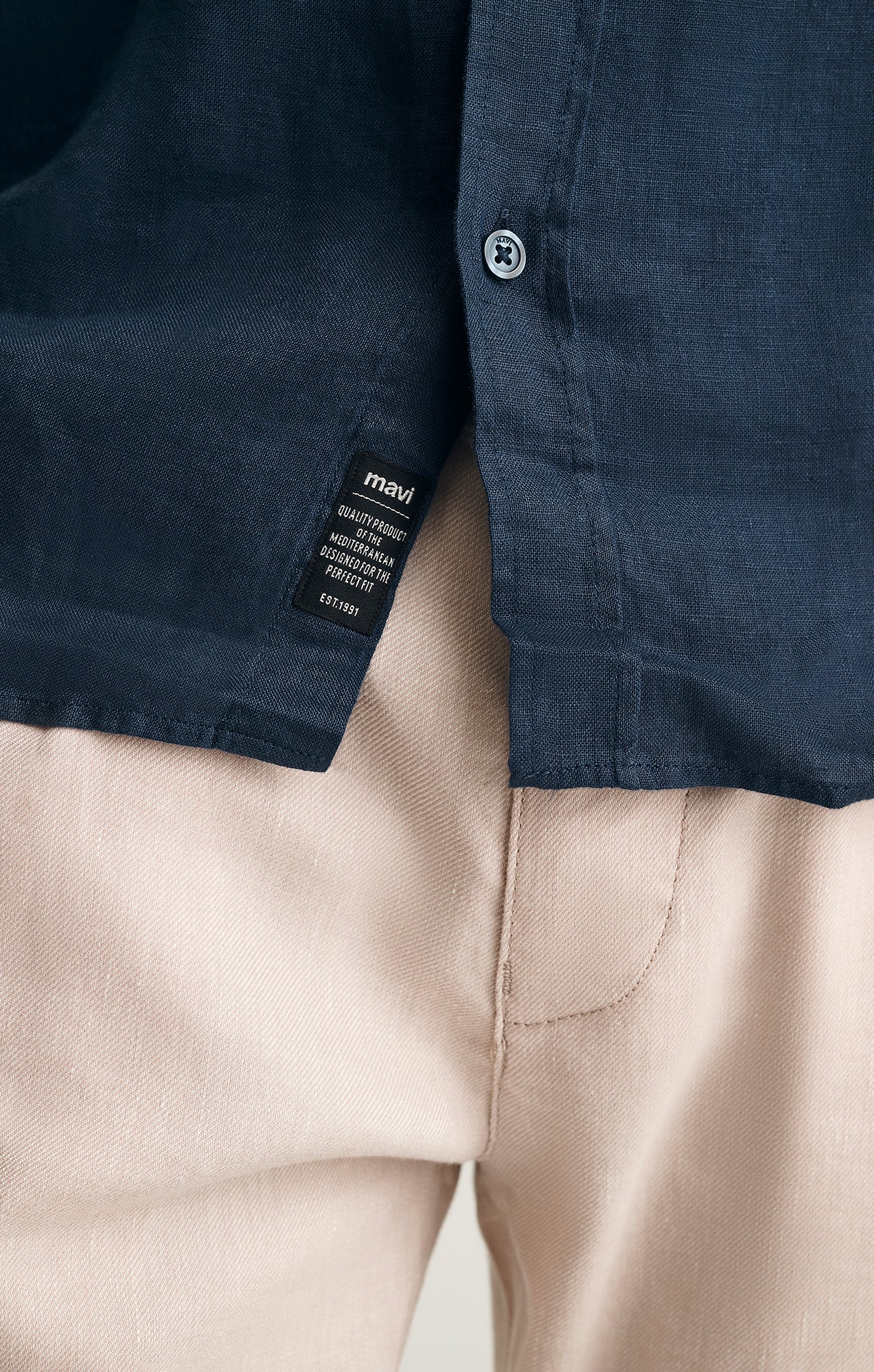 LINEN BUTTON-UP SHIRT IN BLACK IRIS - Image 3