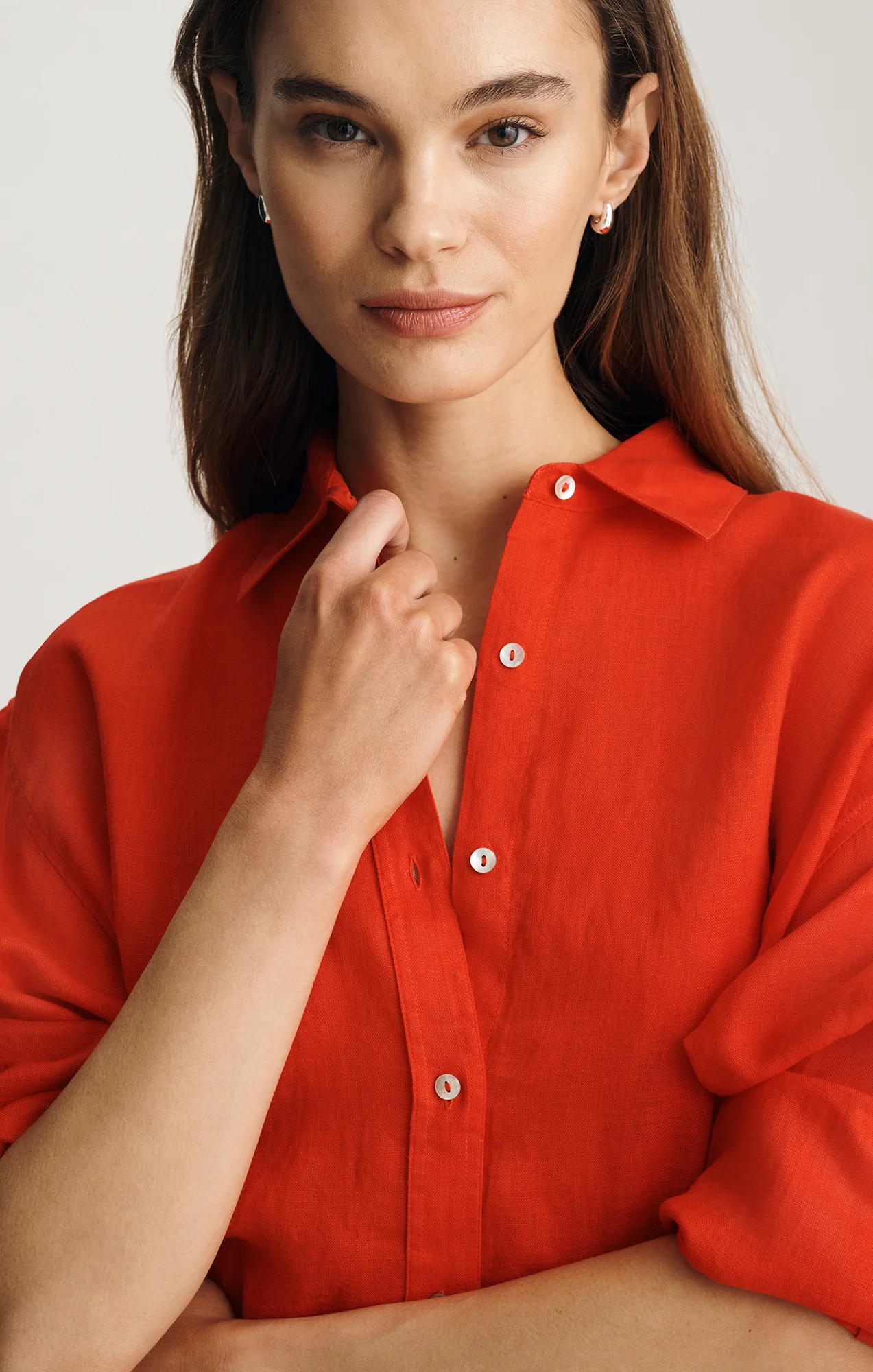 LINEN BUTTON-UP SHIRT IN FIERY RED - Image 3