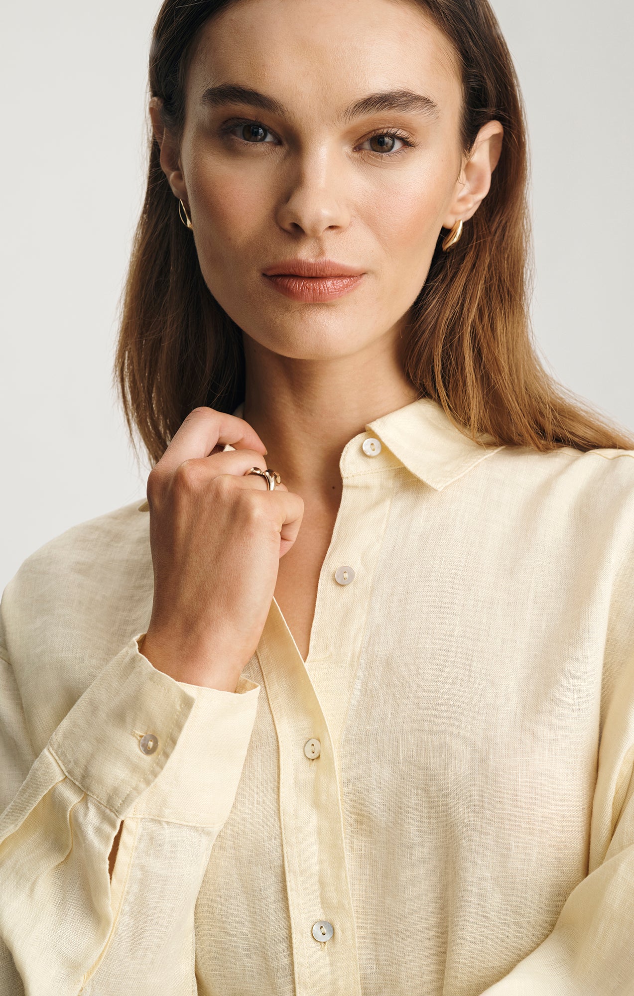 LINEN BUTTON-UP SHIRT IN FLAN - Image 3