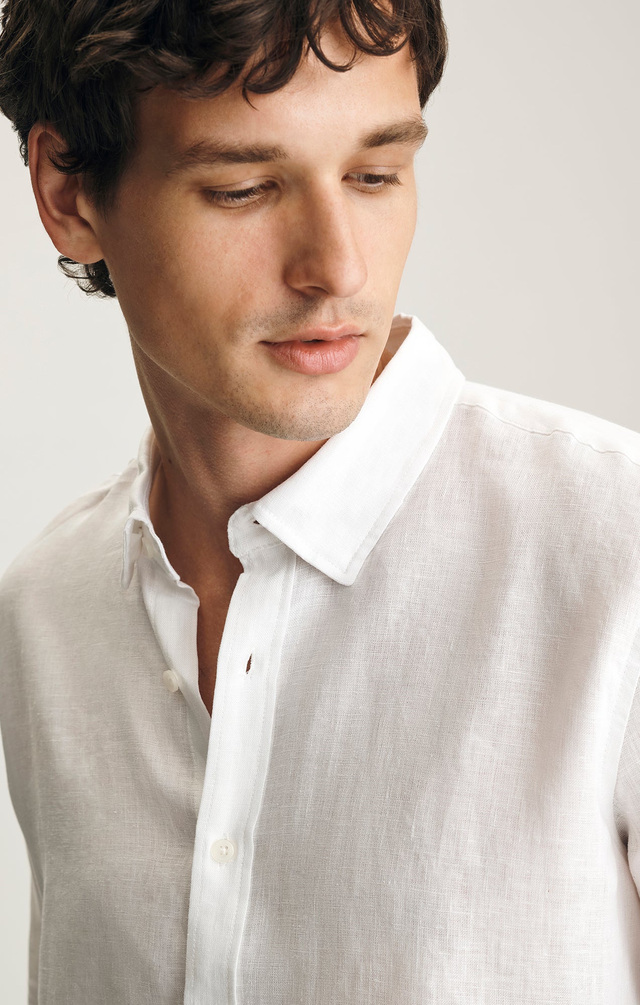 LINEN BUTTON-UP SHIRT IN WHITE - Image 3