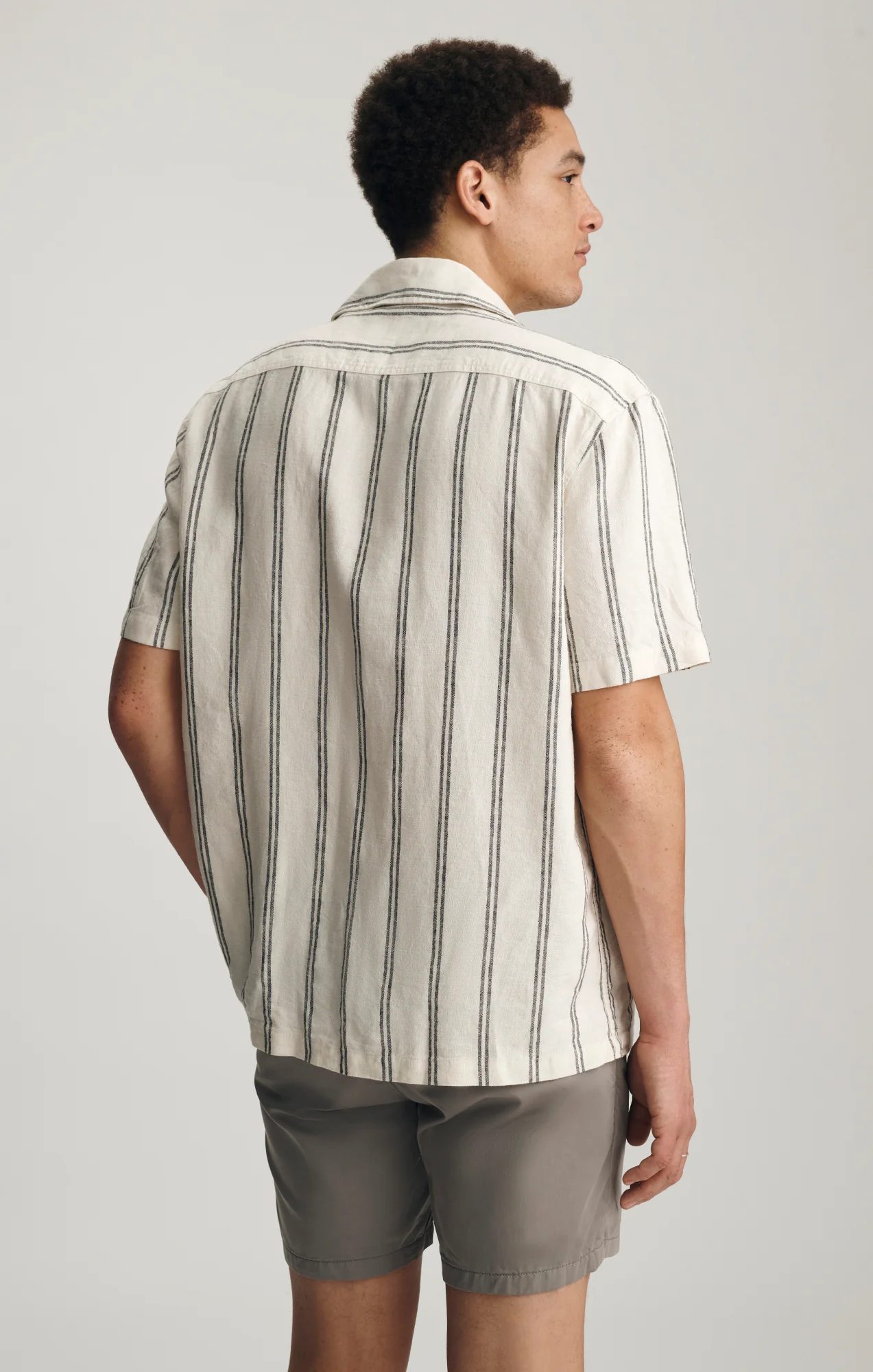 LINEN CAMP COLLAR SHORT SLEEVE SHIRT IN OFF WHITE - Image 2