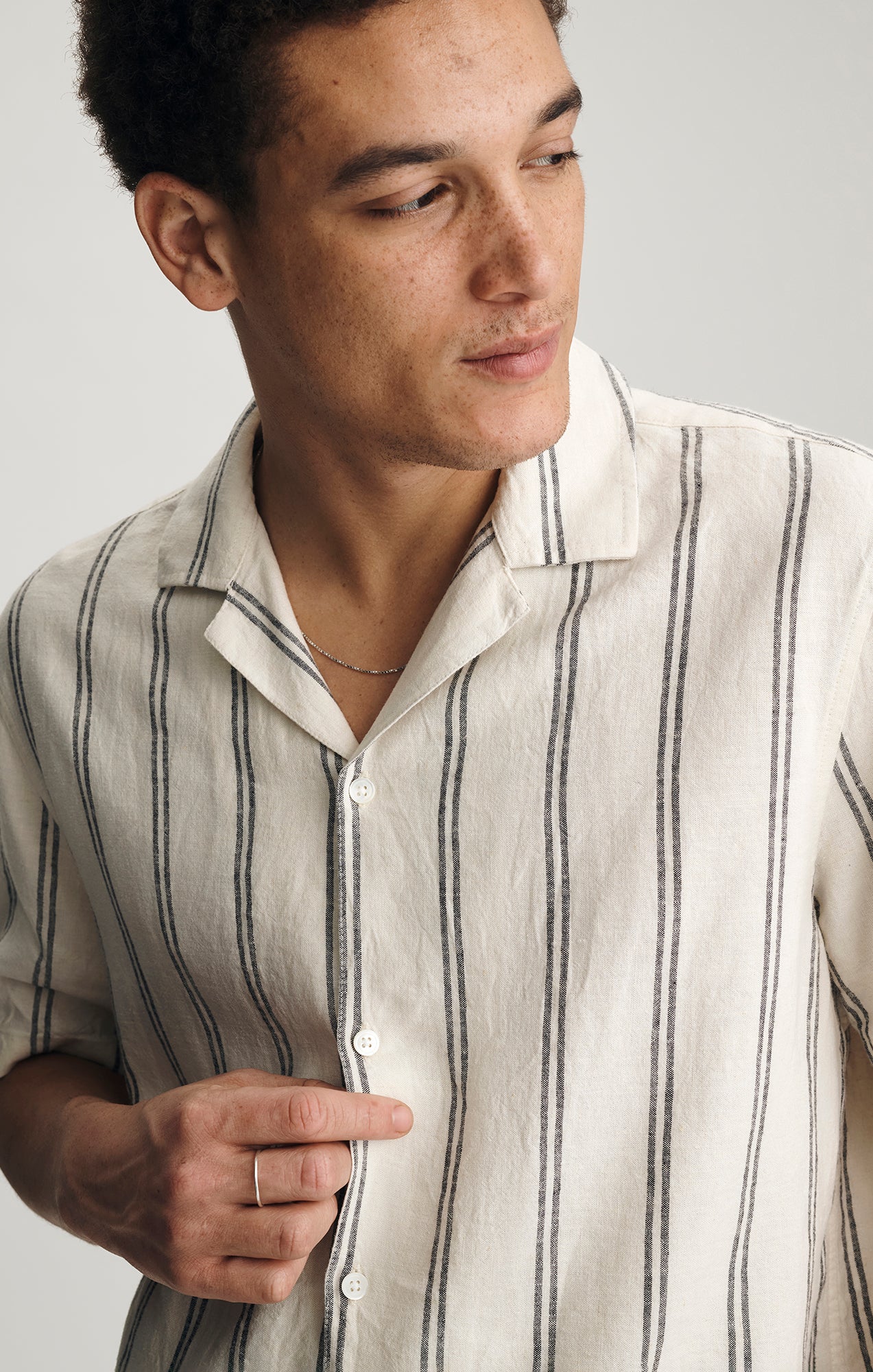 LINEN CAMP COLLAR SHORT SLEEVE SHIRT IN OFF WHITE - Image 3
