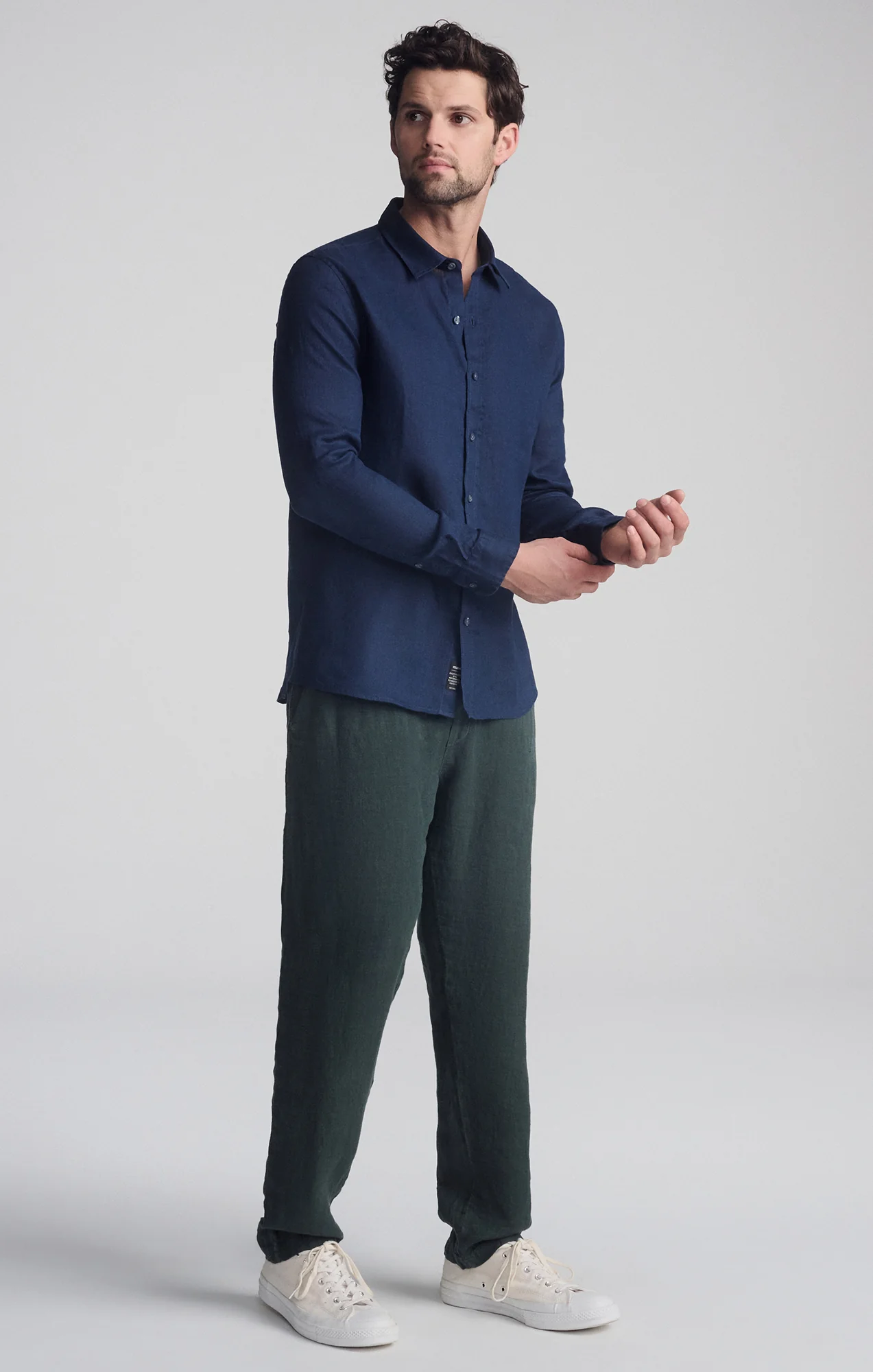 LINEN LONG SLEEVE BUTTON-UP SHIRT IN BLACK IRIS - Image 4