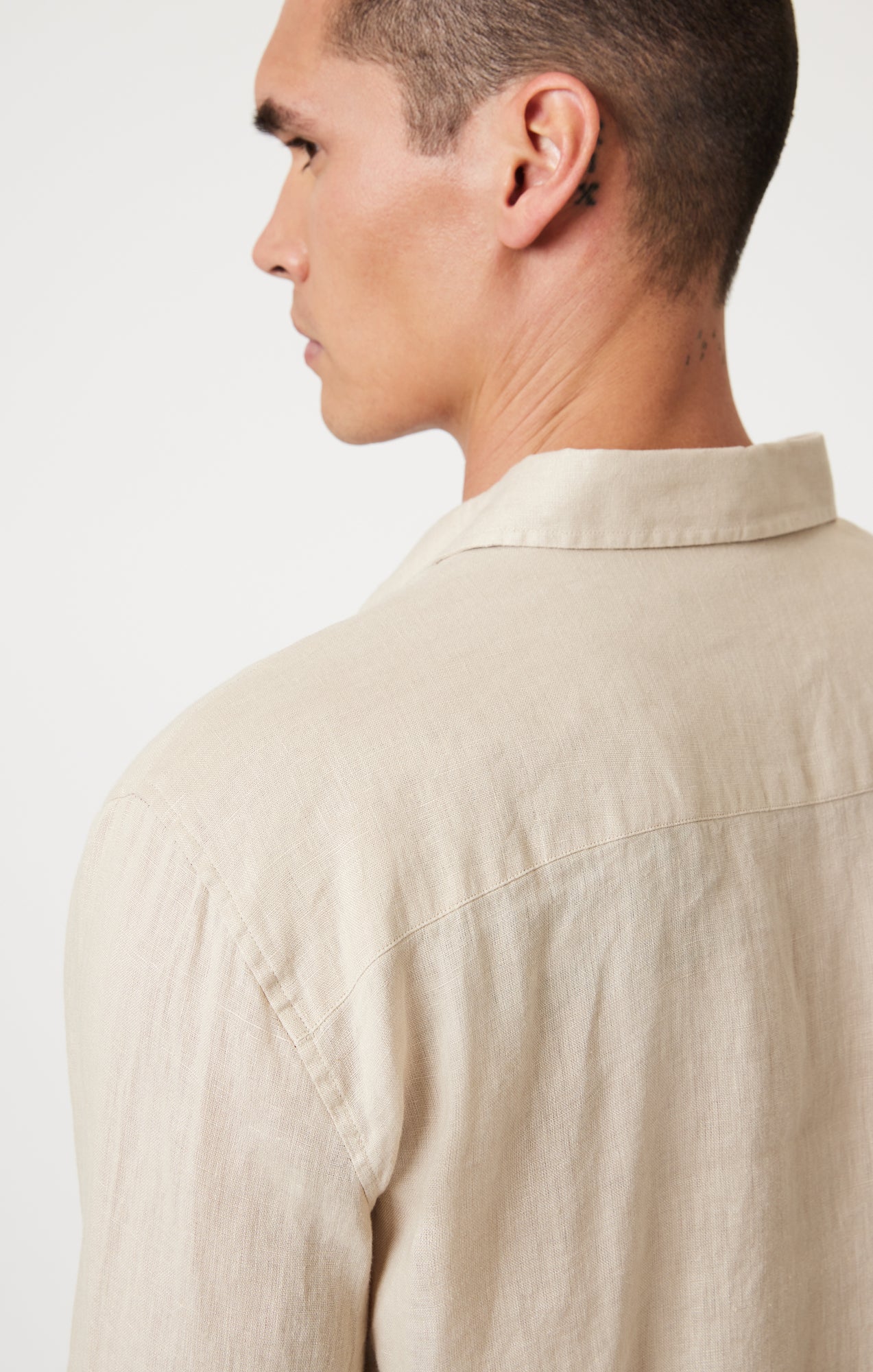LINEN LONG SLEEVE BUTTON-UP SHIRT IN FEATHER GRAY - Image 6
