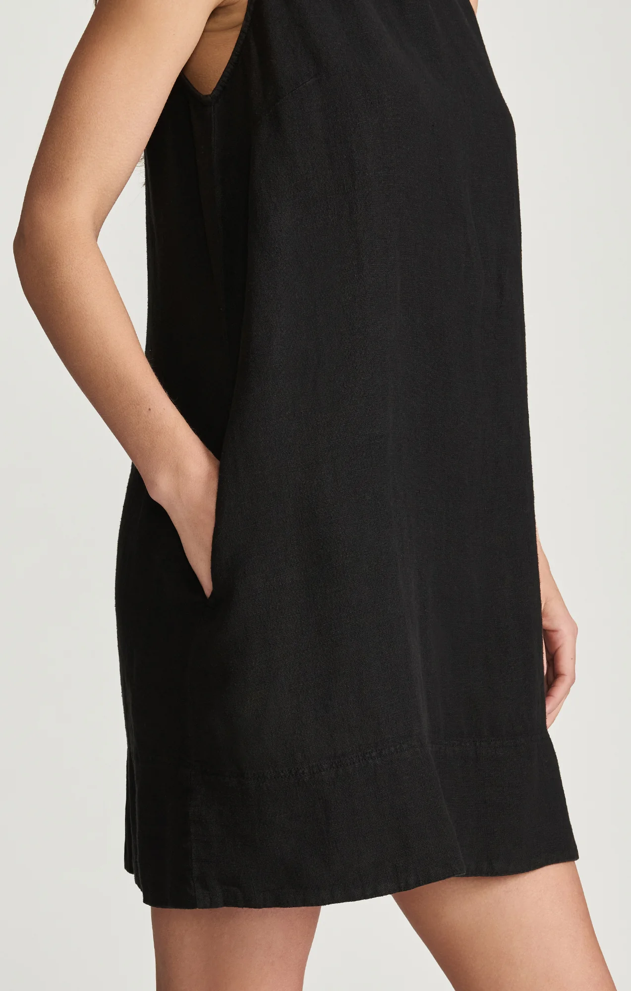 LINEN MINI SHIFT DRESS IN BLACK - Image 4