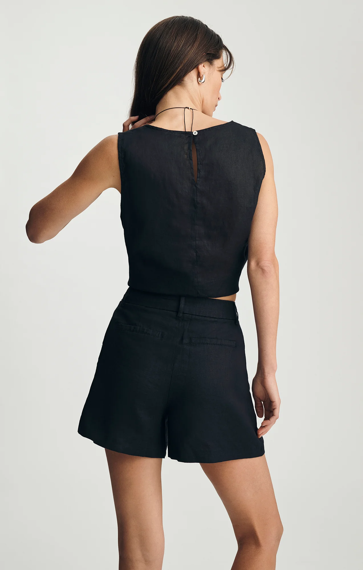 LINEN PLEATED SHORTS IN BLACK - Image 4