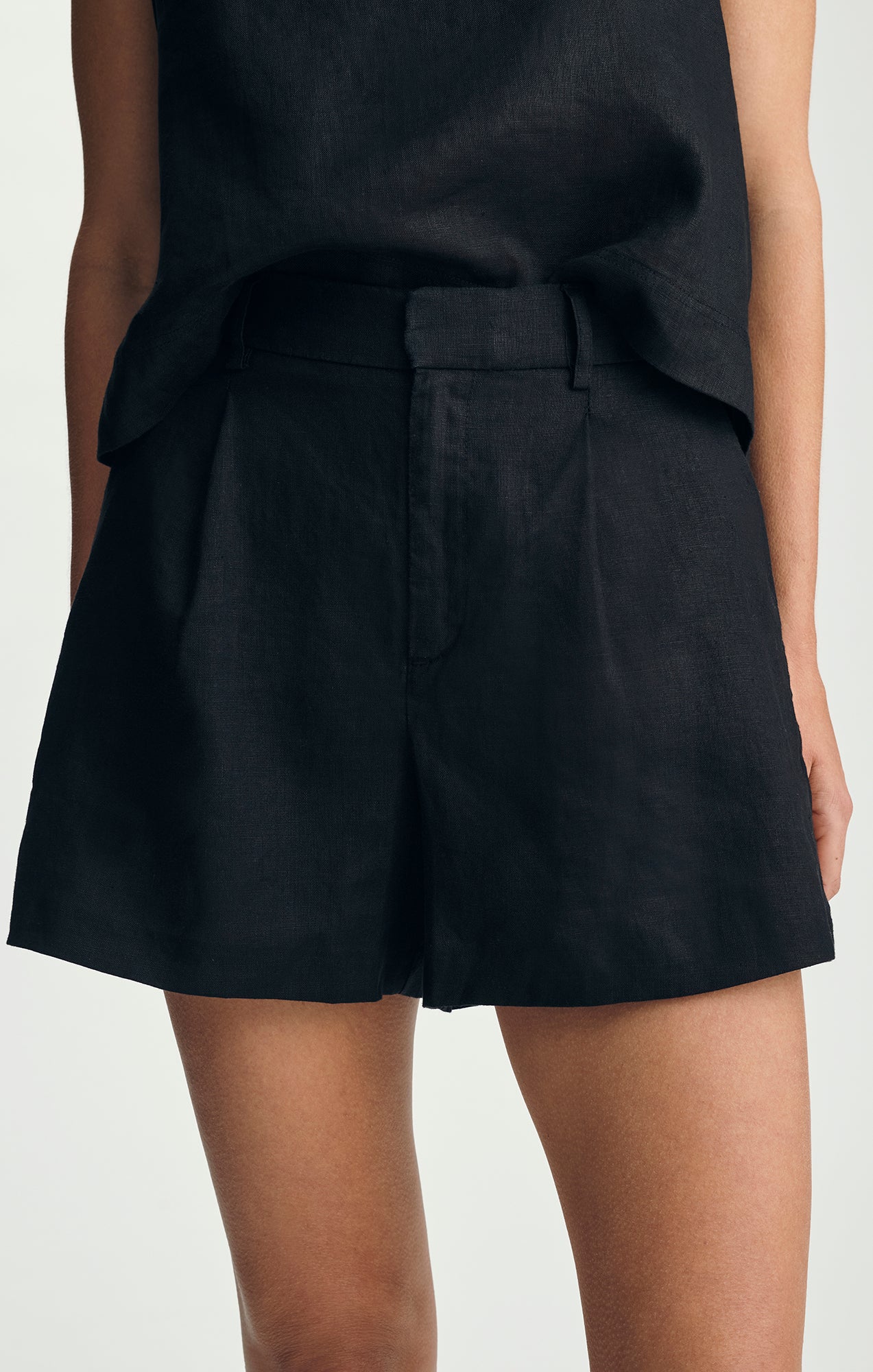 LINEN PLEATED SHORTS IN BLACK - Image 5