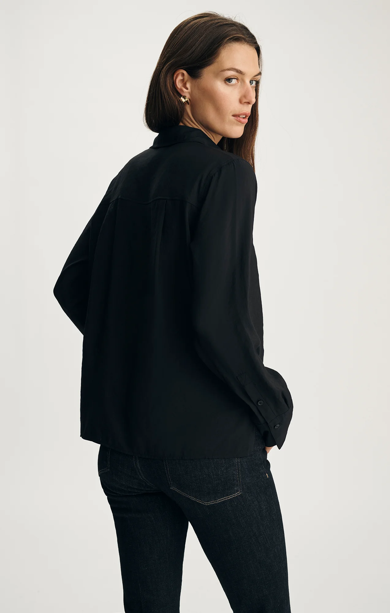LUXE TOUCH TENCEL™ BUTTON-UP SHIRT IN BLACK - Image 2