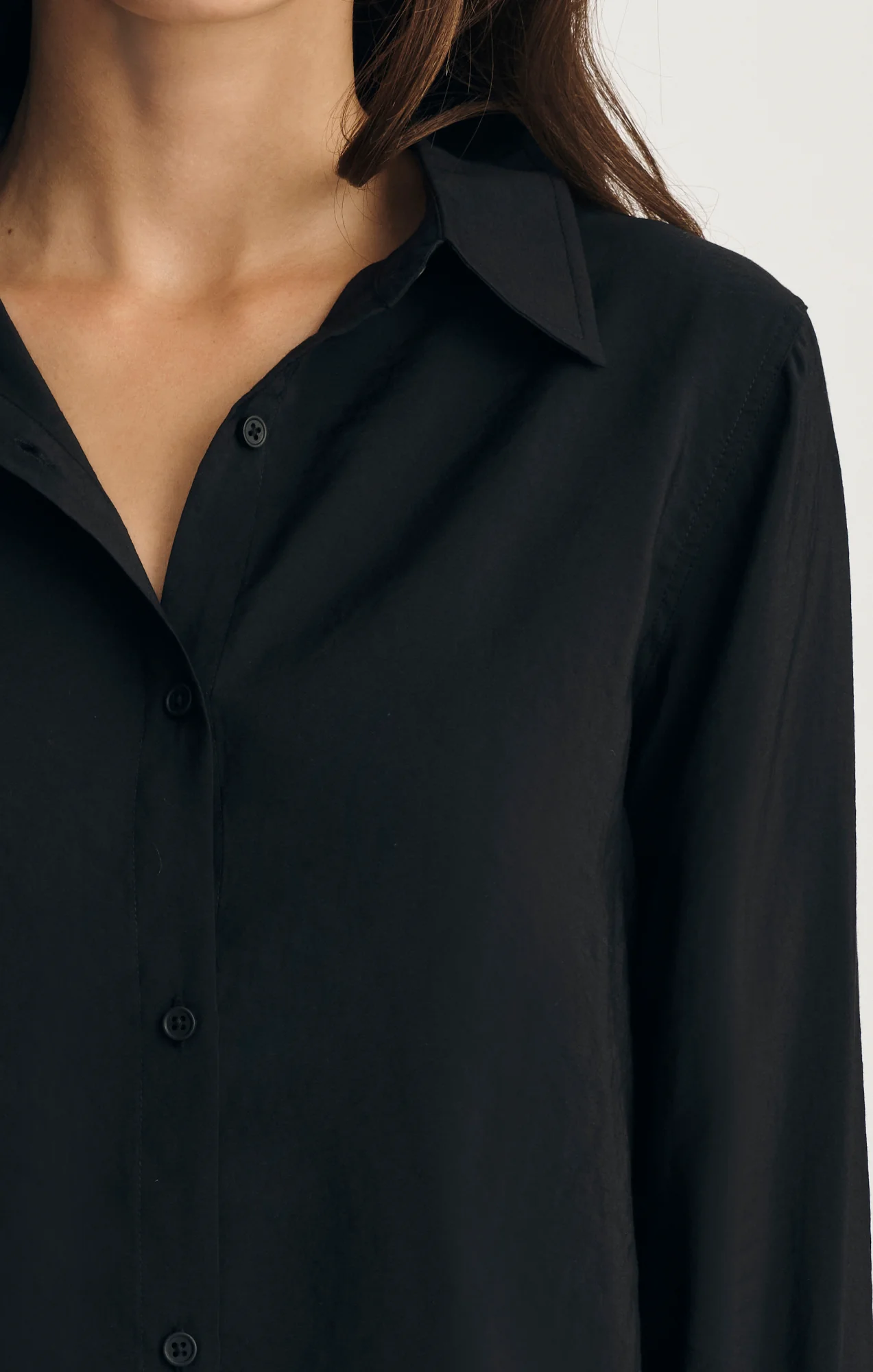 LUXE TOUCH TENCEL™ BUTTON-UP SHIRT IN BLACK - Image 4