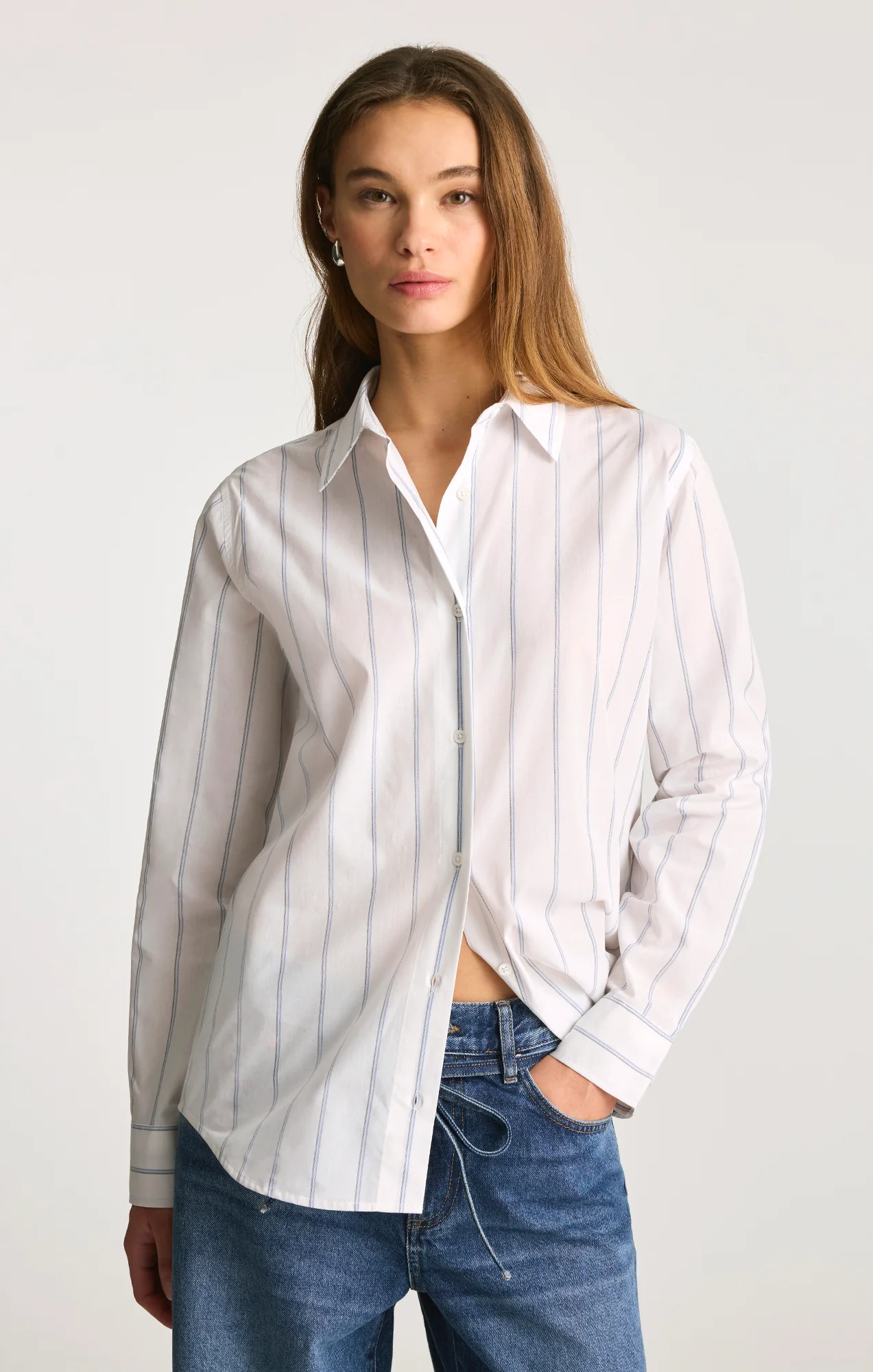 LONG SLEEVE BUTTON-UP SHIRT IN BLUE STRIPED