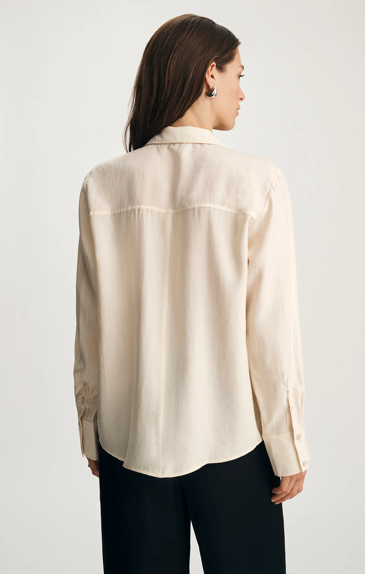 LUXE TOUCH TENCEL™ BUTTON-UP SHIRT IN WHITECAP GREY - Image 2
