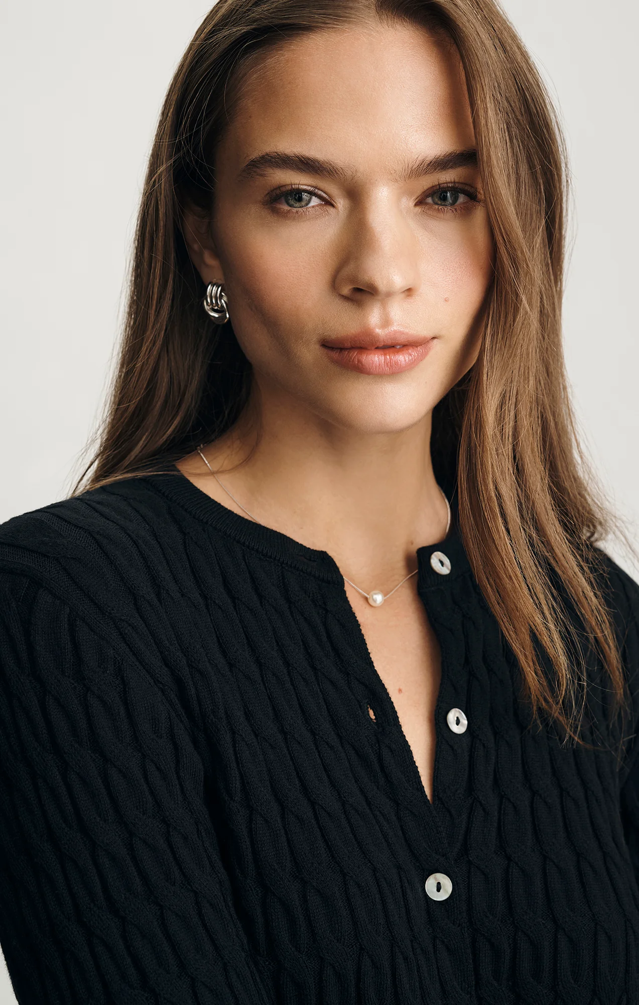 EDITION CABLE-KNIT CARDIGAN IN BLACK - Image 4