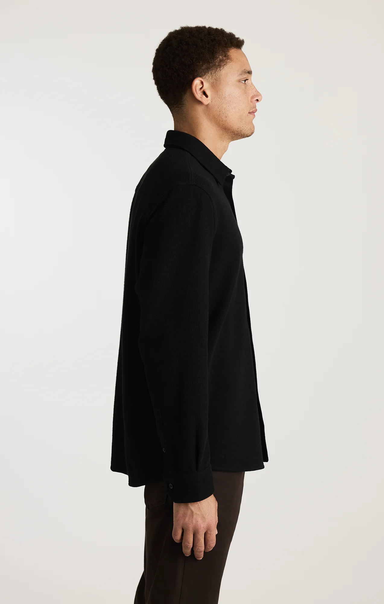 LONG SLEEVE BUTTON-UP SHIRT IN BLACK - Image 2