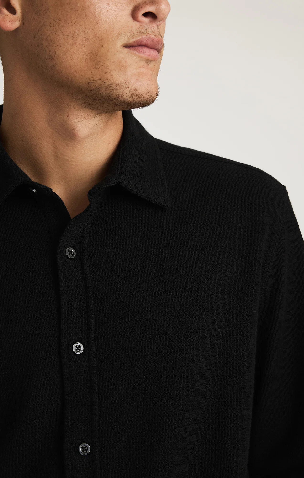 LONG SLEEVE BUTTON-UP SHIRT IN BLACK - Image 4